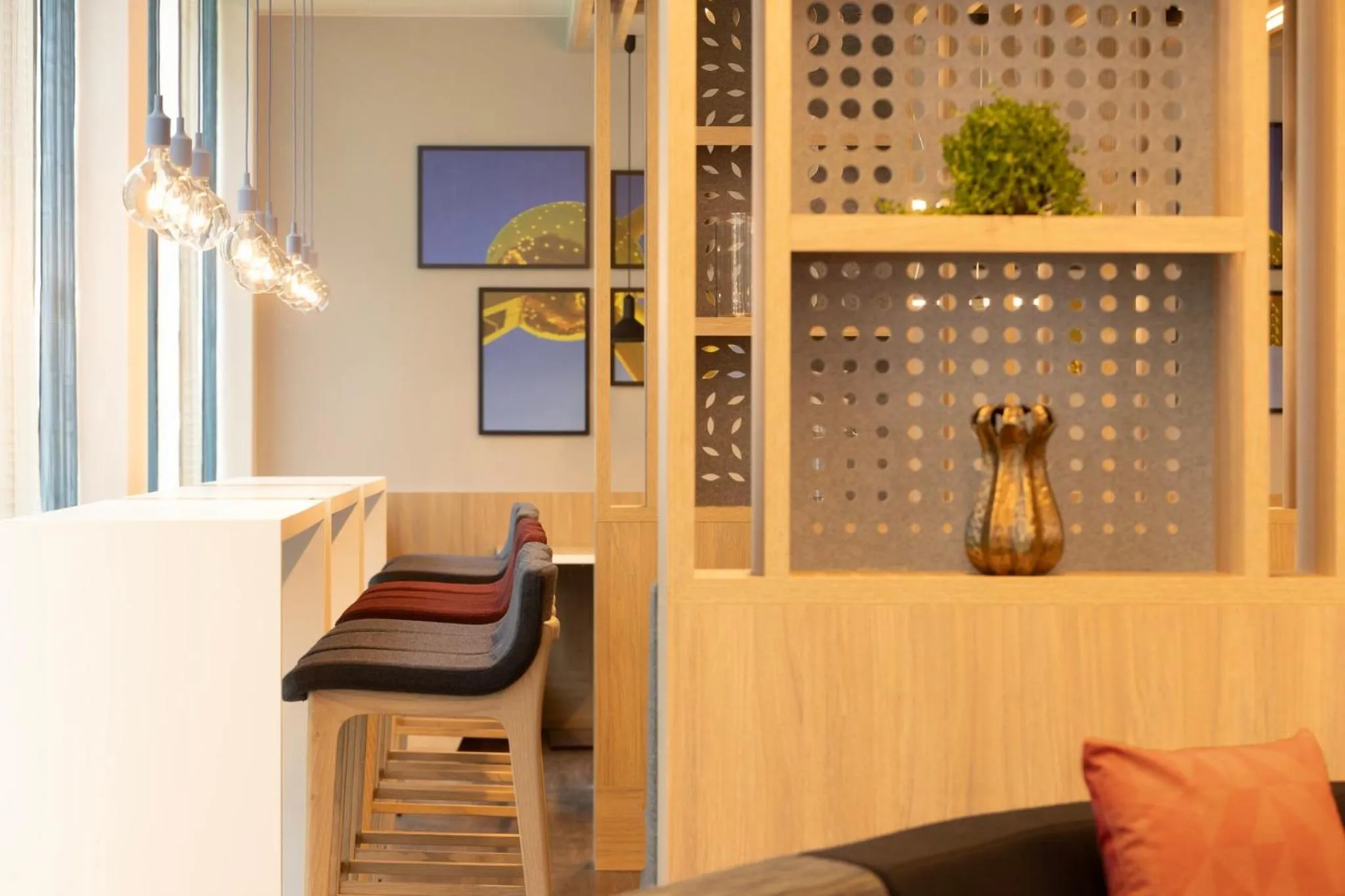 Lounge or bar in Holiday Inn Express Brussels - Airport by IHG