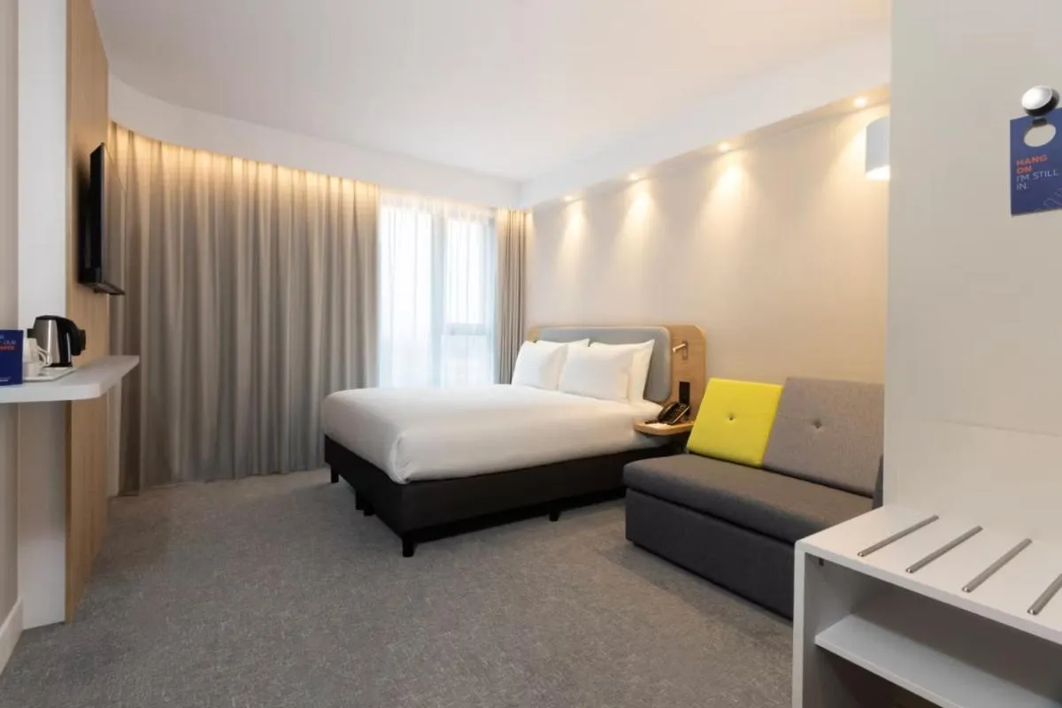 Bed in Holiday Inn Express Brussels - Airport by IHG