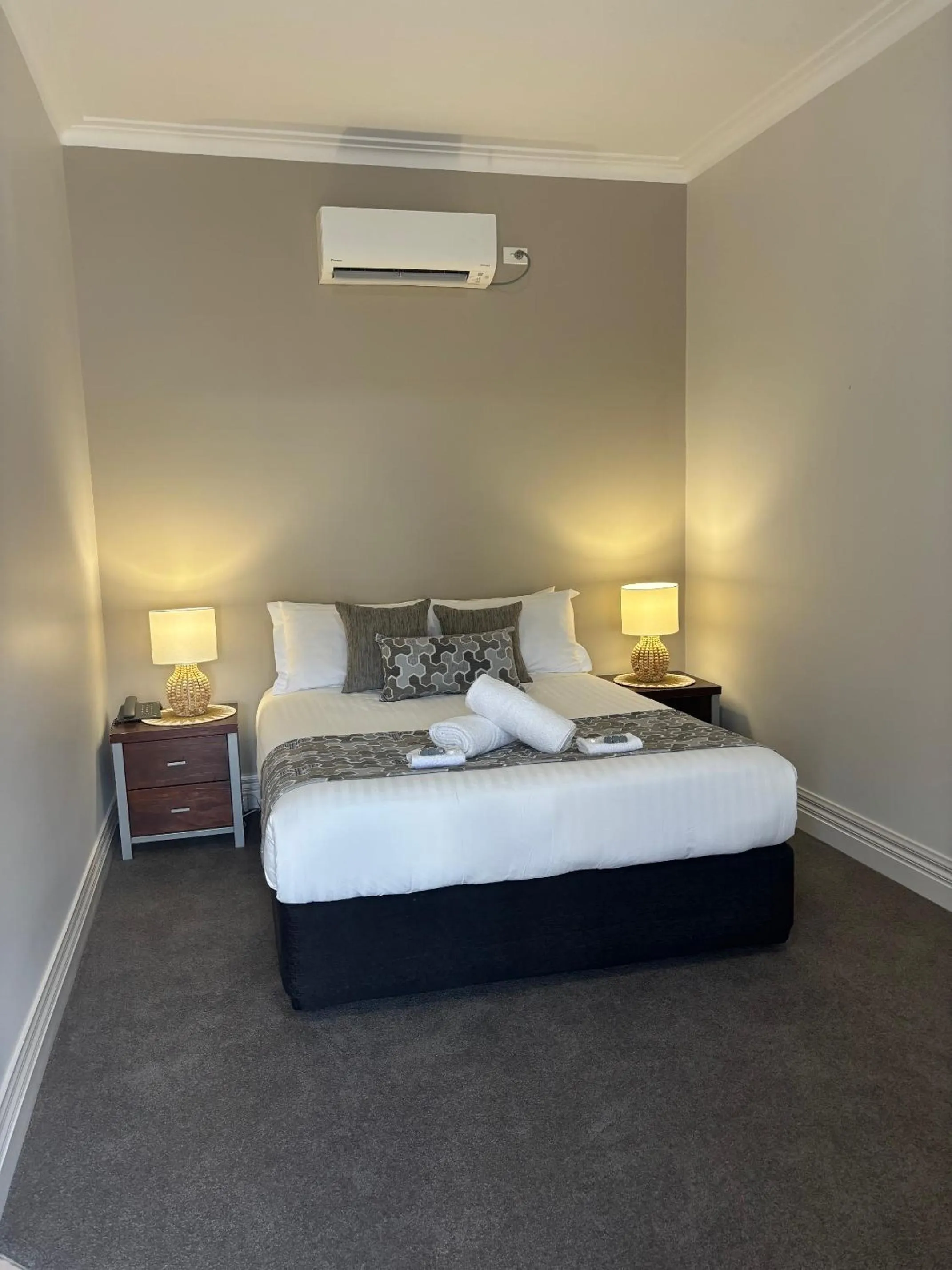 Property building, Bed in Silver Haven Motor Inn