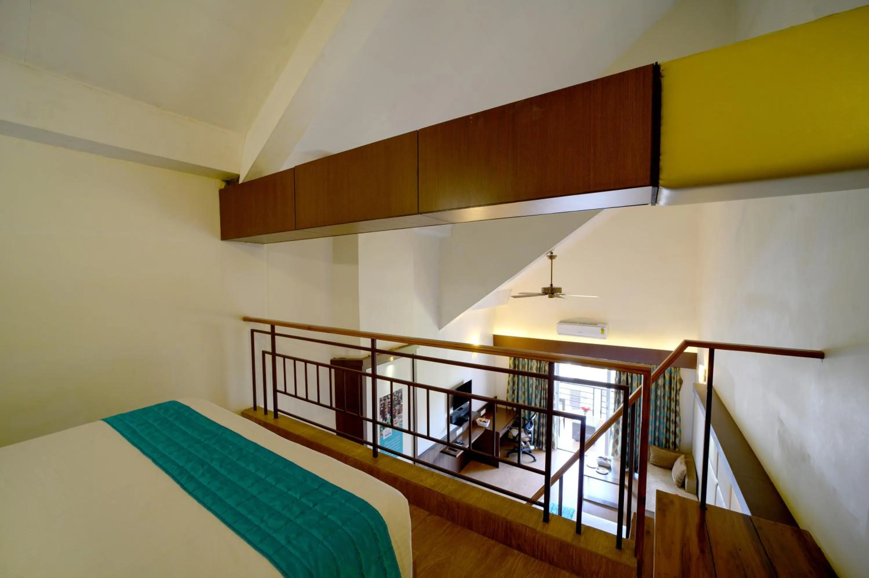 Photo of the whole room, Bed in Sinclairs Retreat Kalimpong