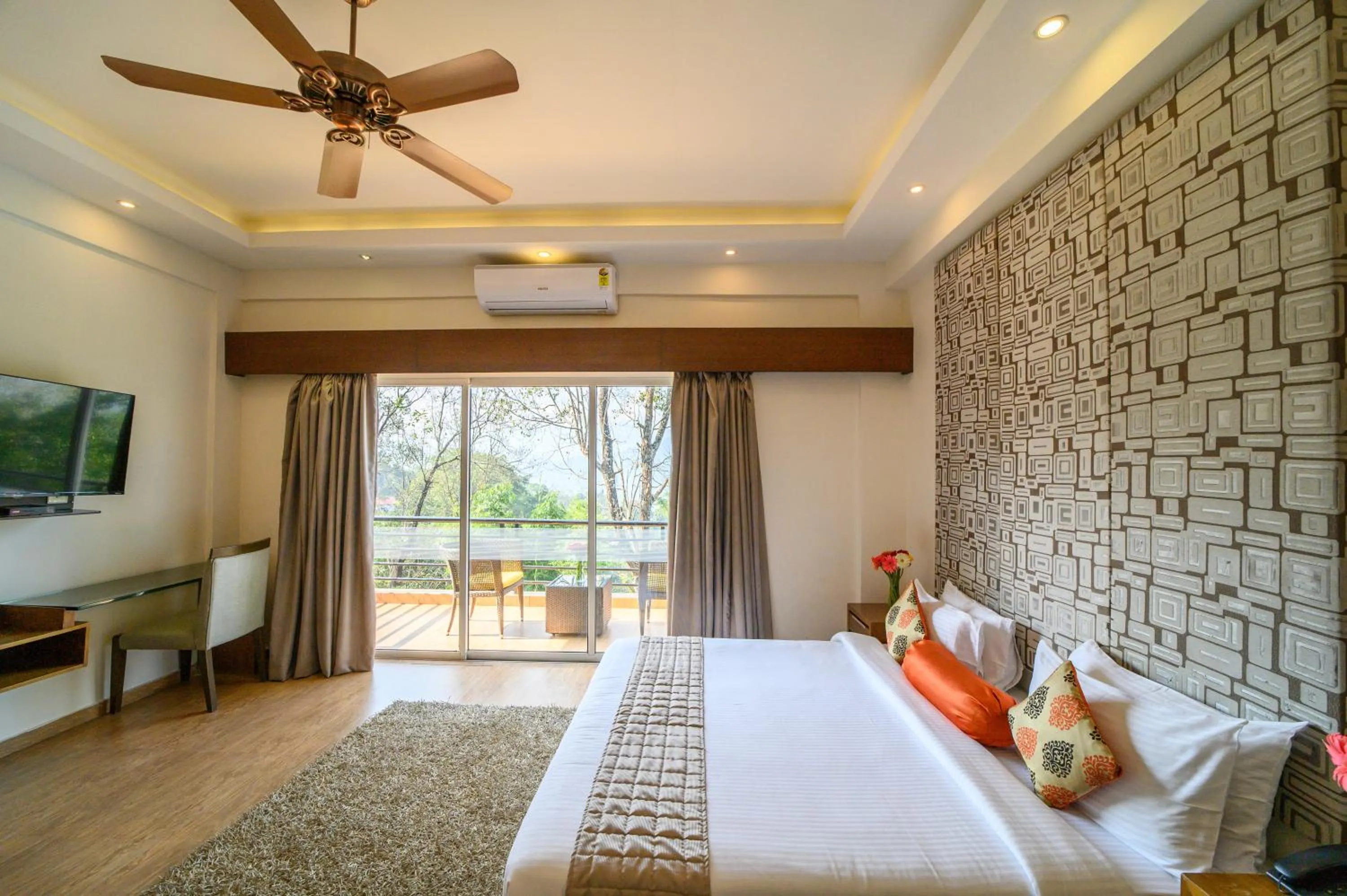 Bedroom, Bed in Sinclairs Retreat Kalimpong