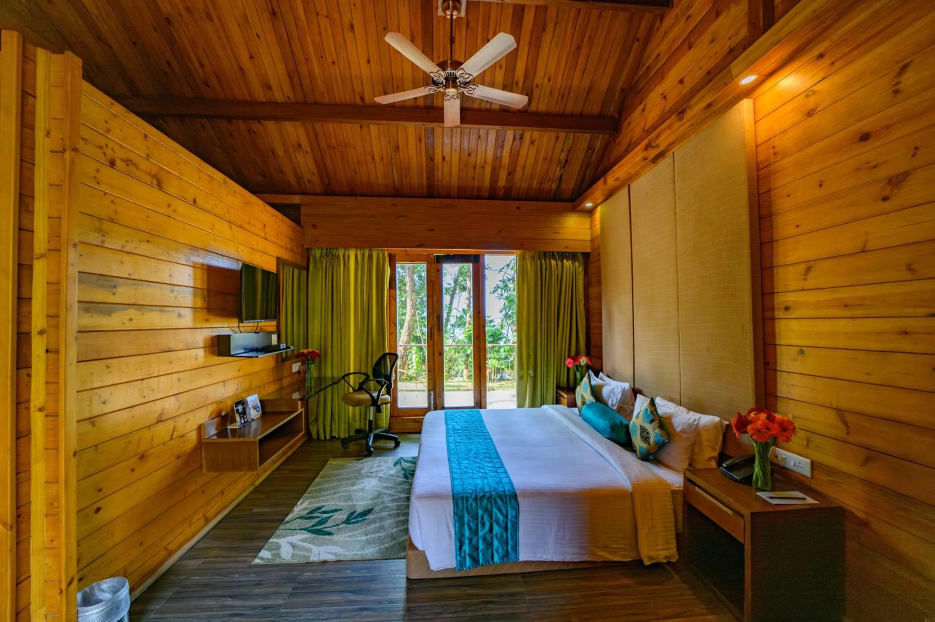 Photo of the whole room, Bed in Sinclairs Retreat Kalimpong