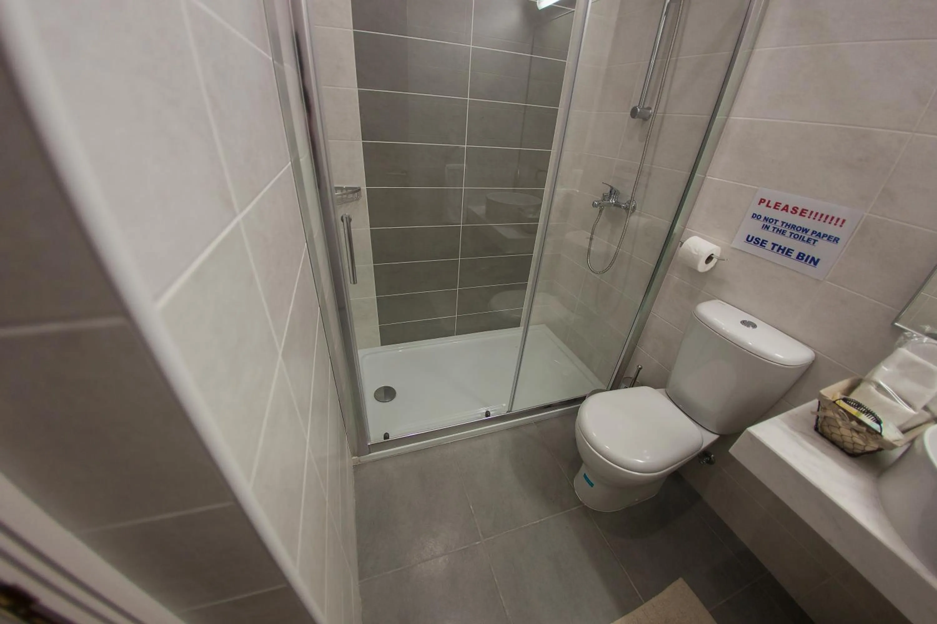 Shower in Operetta House