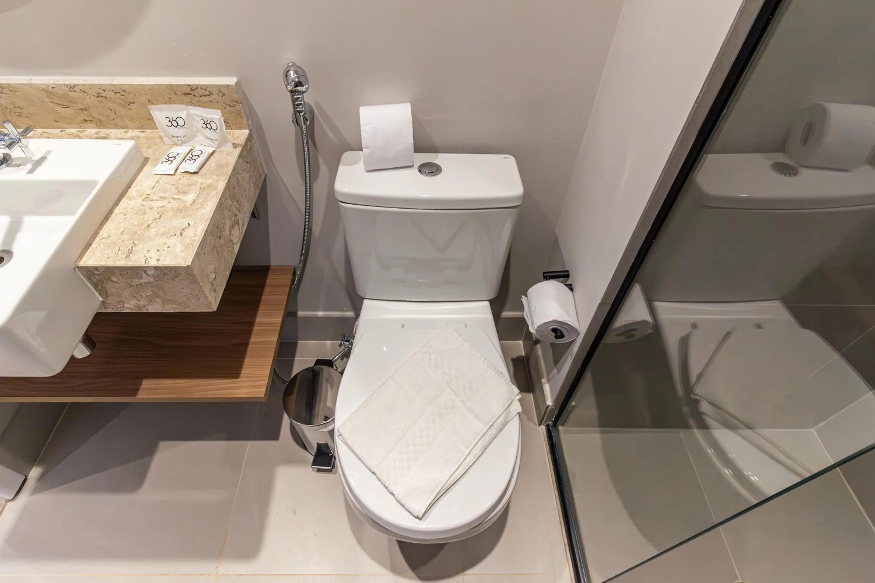 Toilet in 360 Paraíso