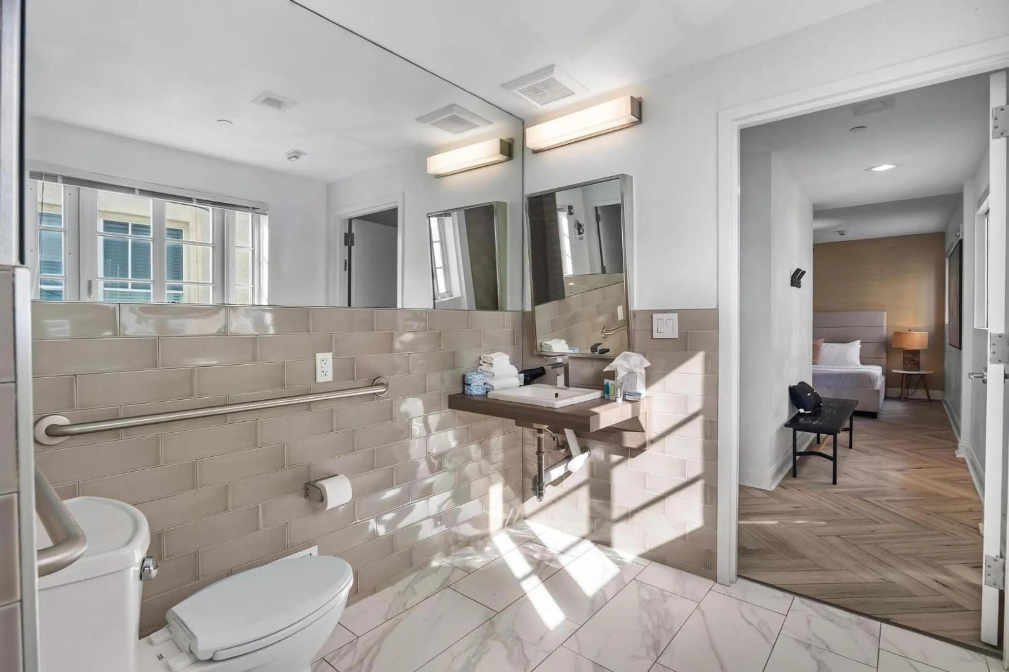 Toilet in Luxuri Suites