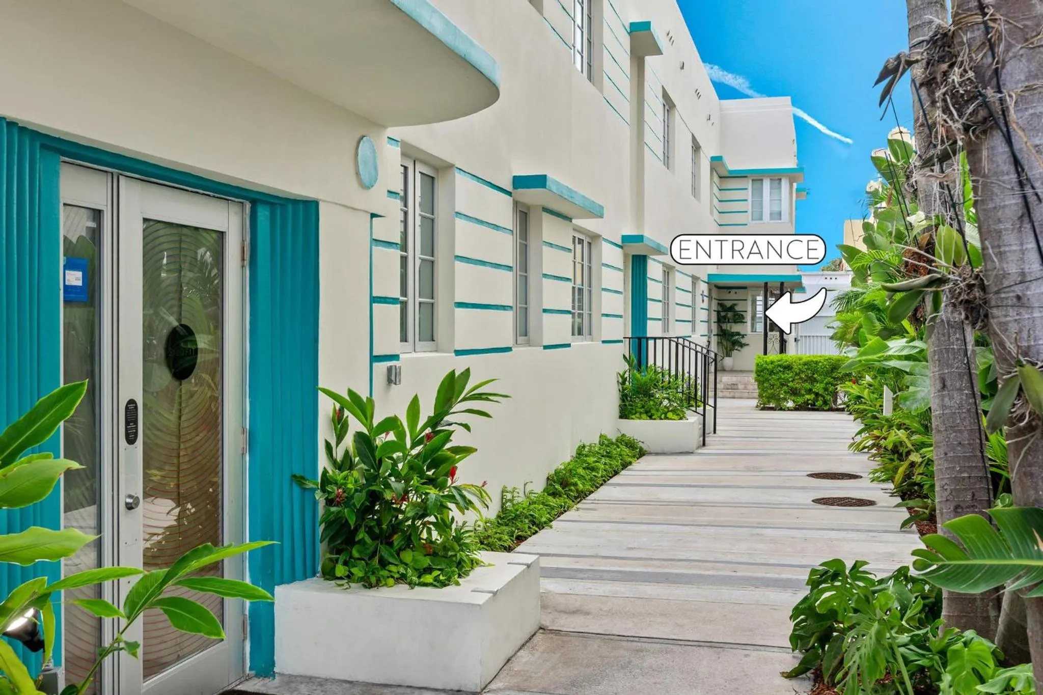 Facade/entrance in Luxuri Suites