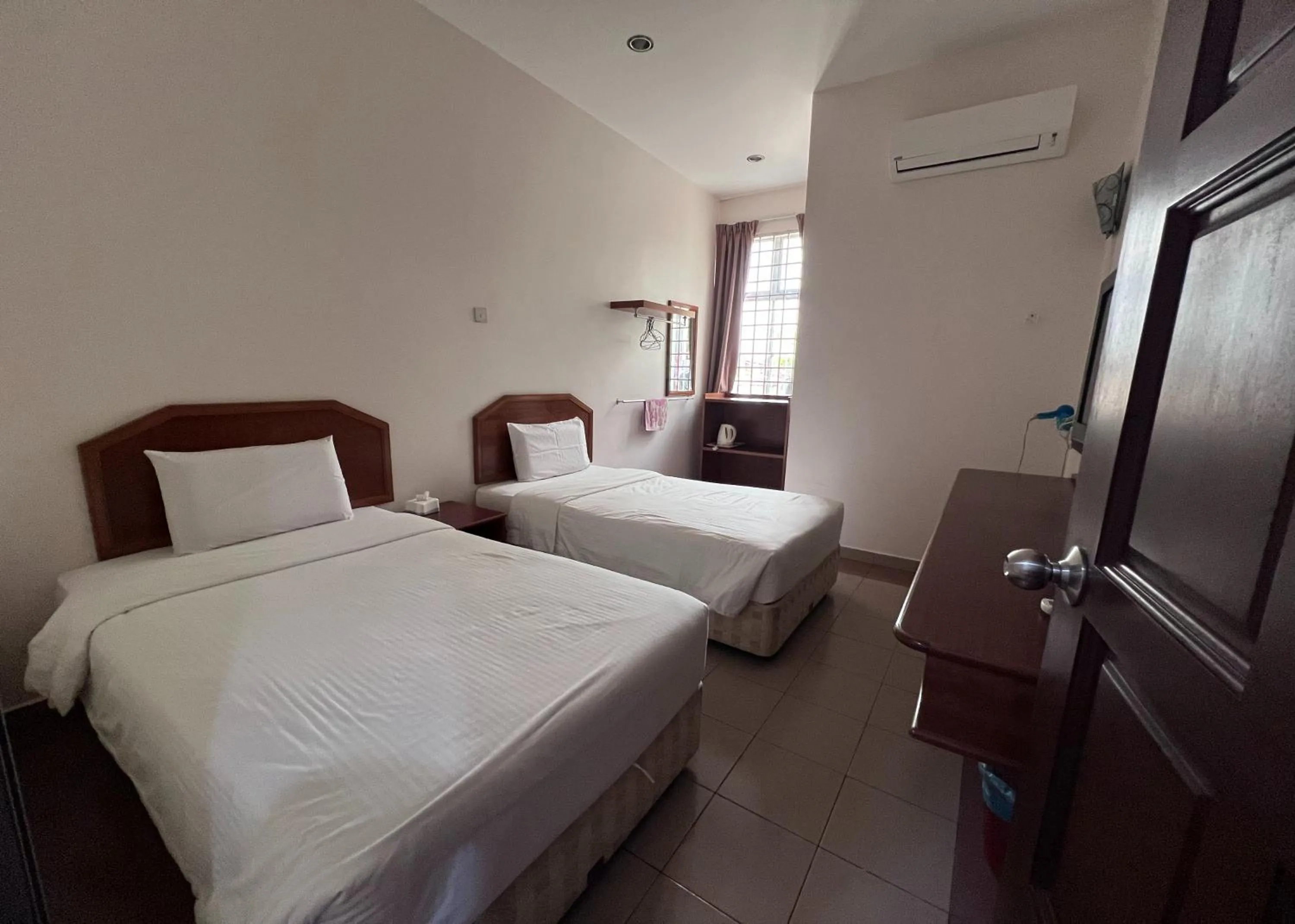 Photo of the whole room, Bed in SL Villa Guesthouse, Kuantan