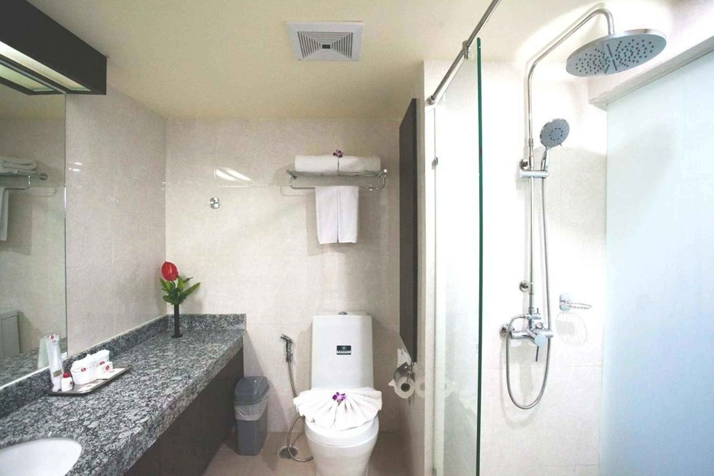 Bathroom in Suncity Hotel Pattaya