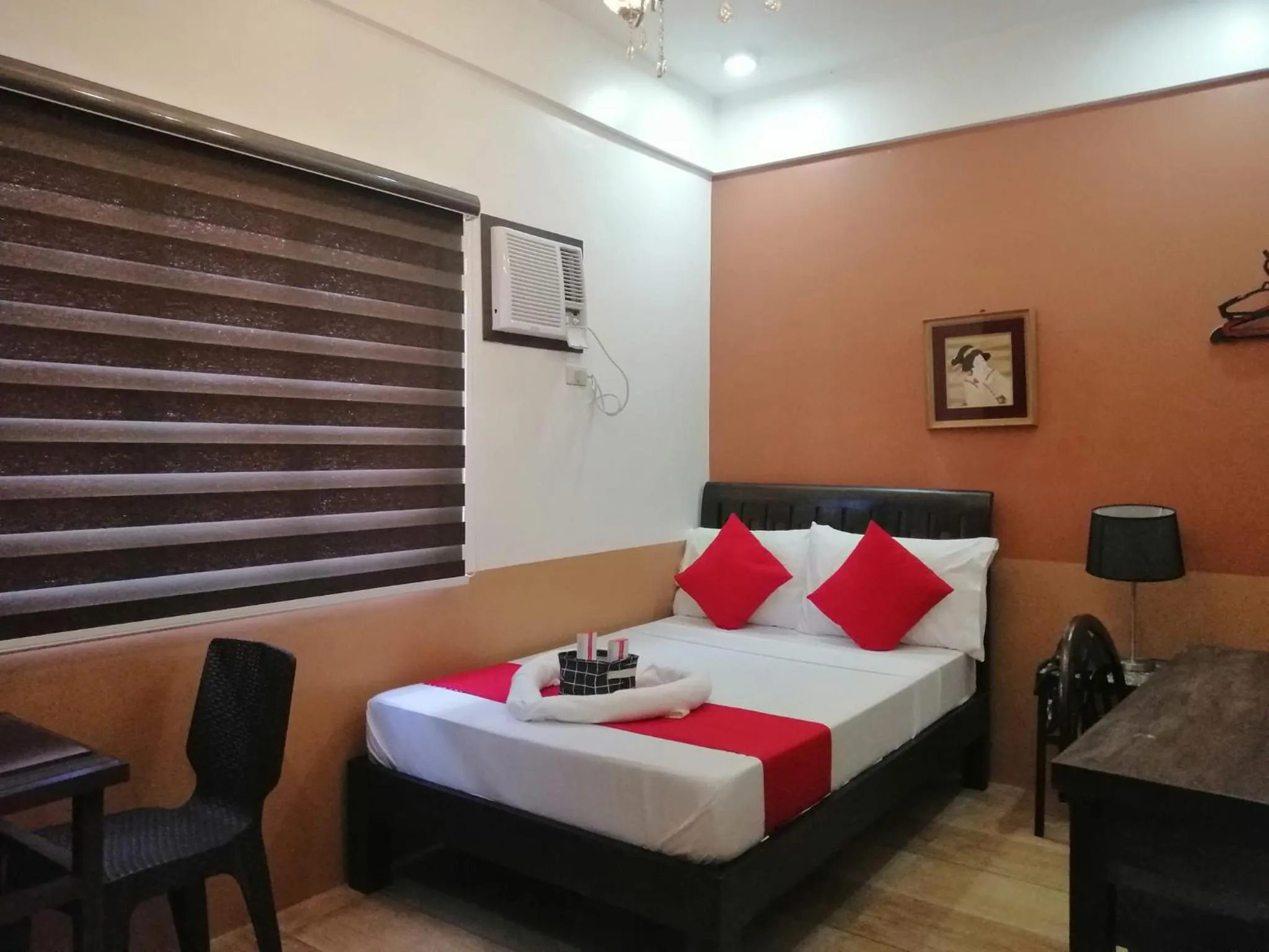 Bed in Jil's Apartelle