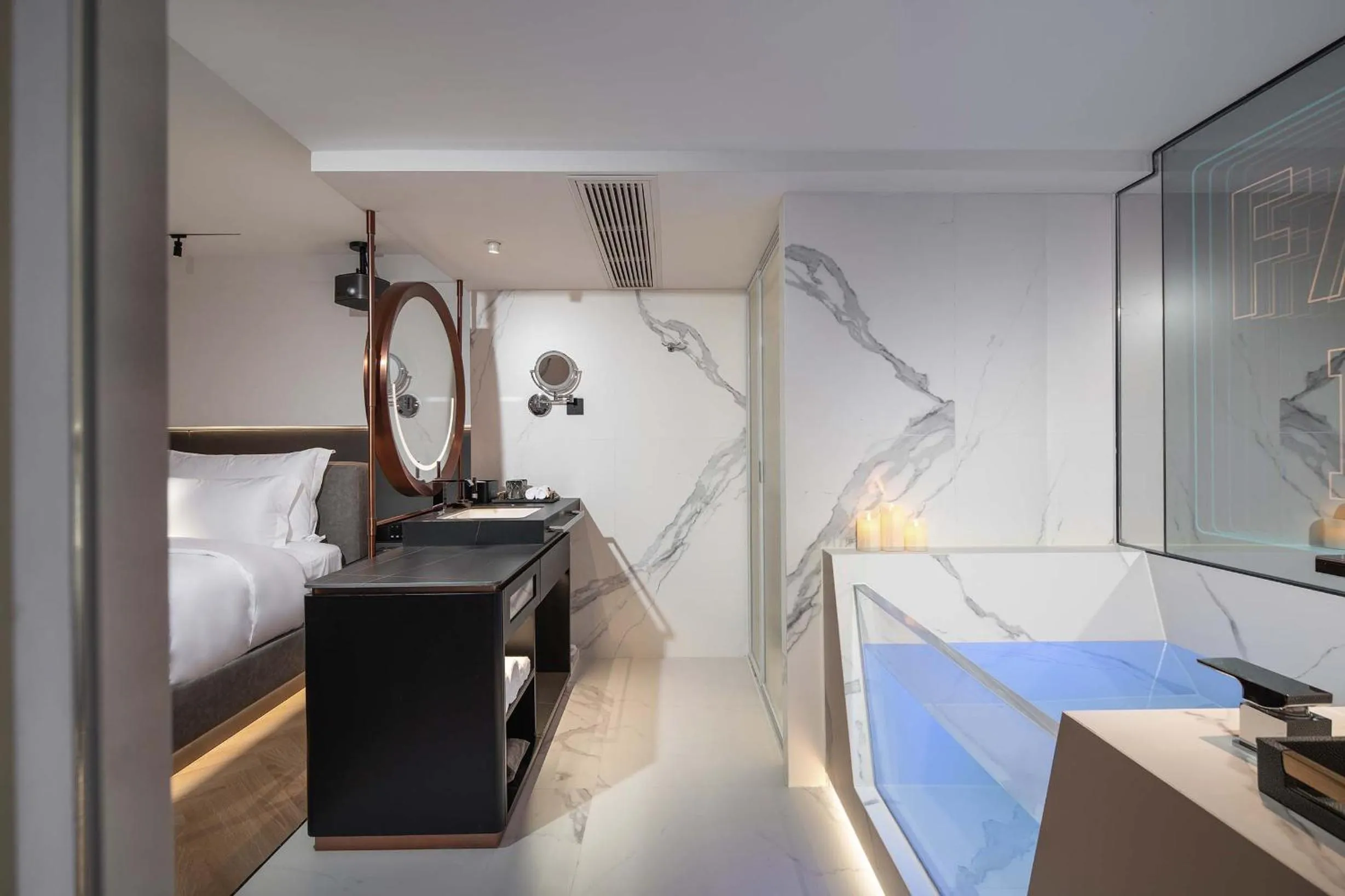 Bathroom, Bed in ISEYA Panoramic Hotel Chongqing Jiefangbei Raffles Plaza