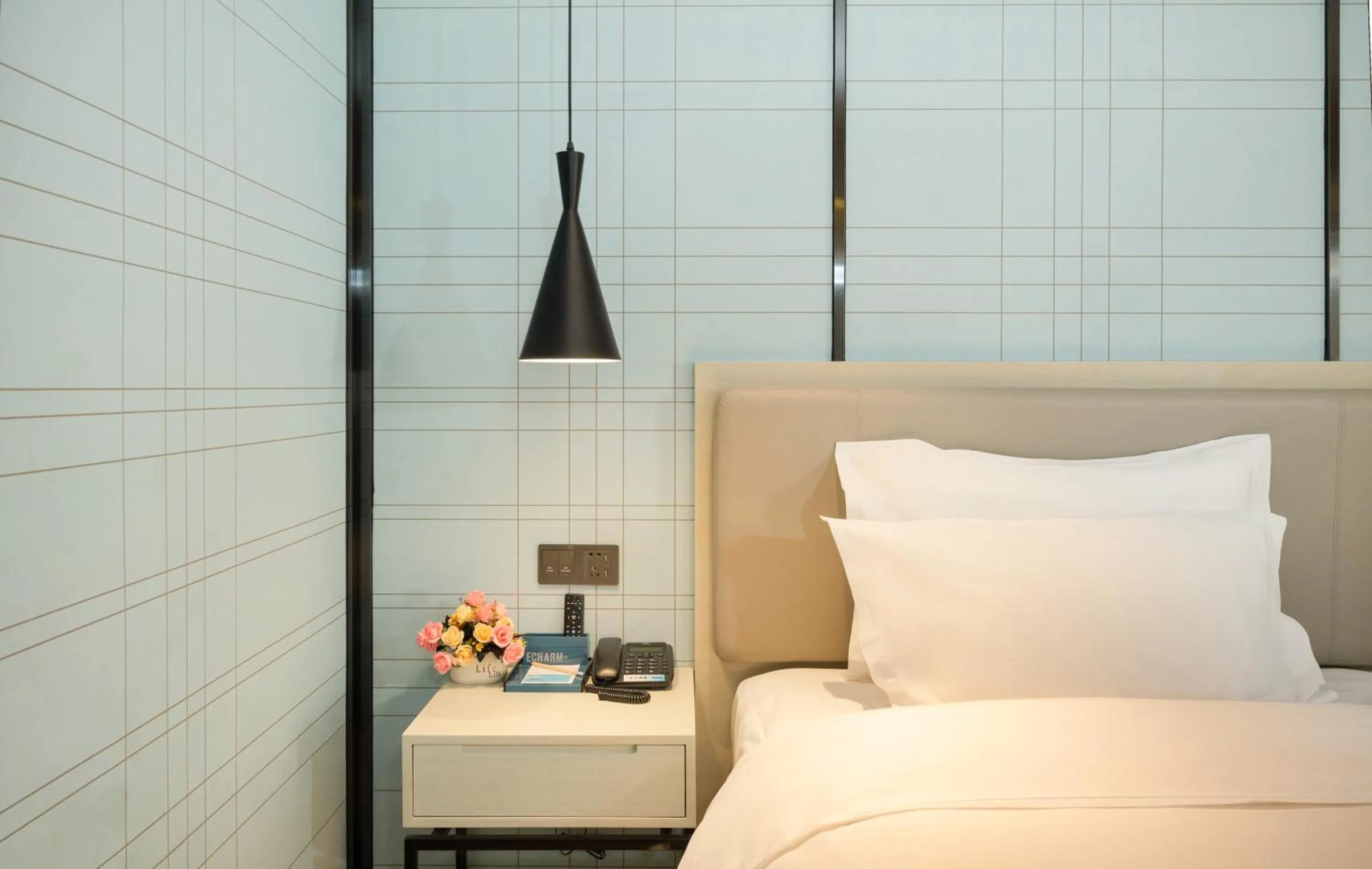 Bed in Echarm Hotel Wuzhou Canghai Lake High Speed Railway Station