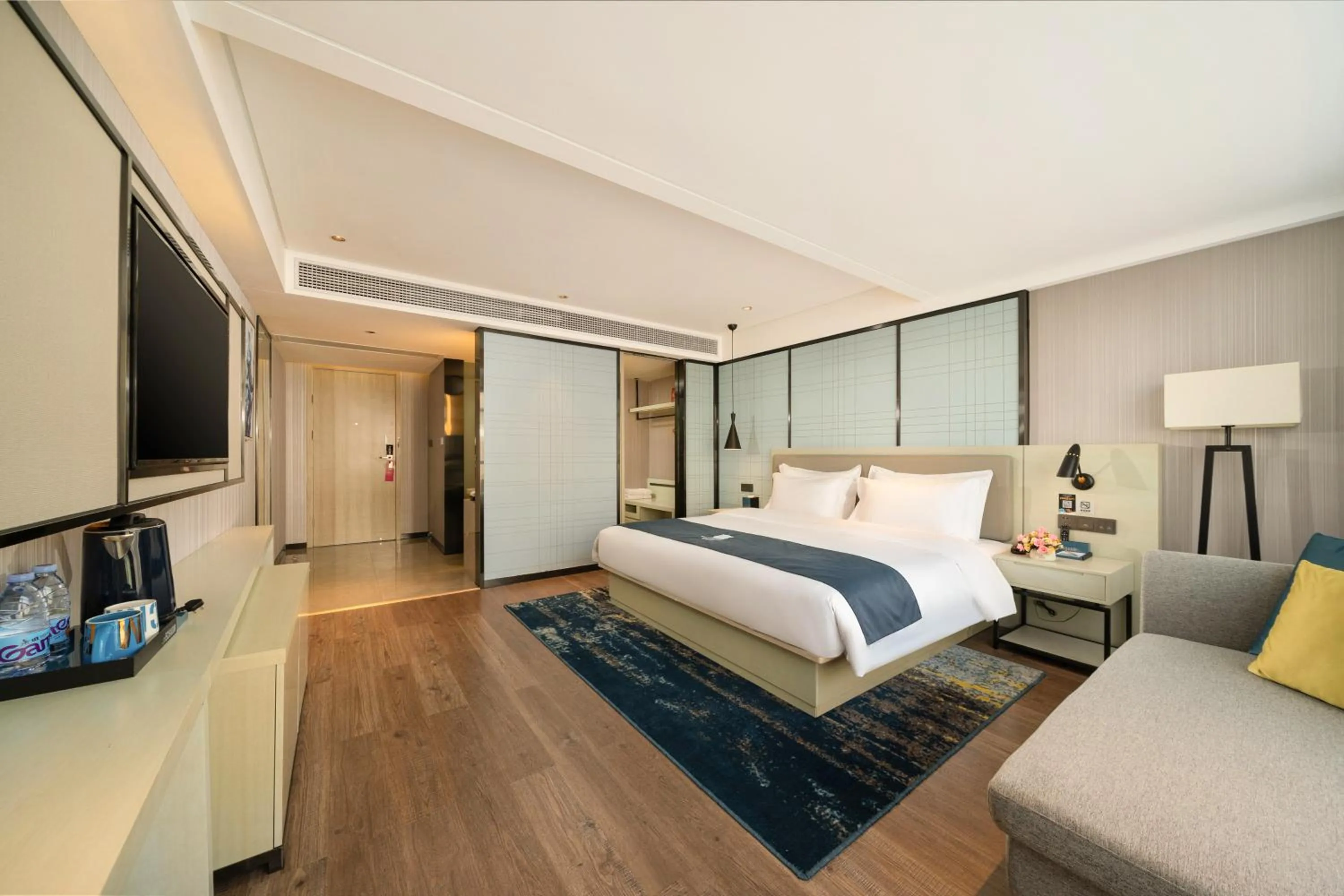 Communal lounge/ TV room, Bed in Echarm Hotel Wuzhou Canghai Lake High Speed Railway Station