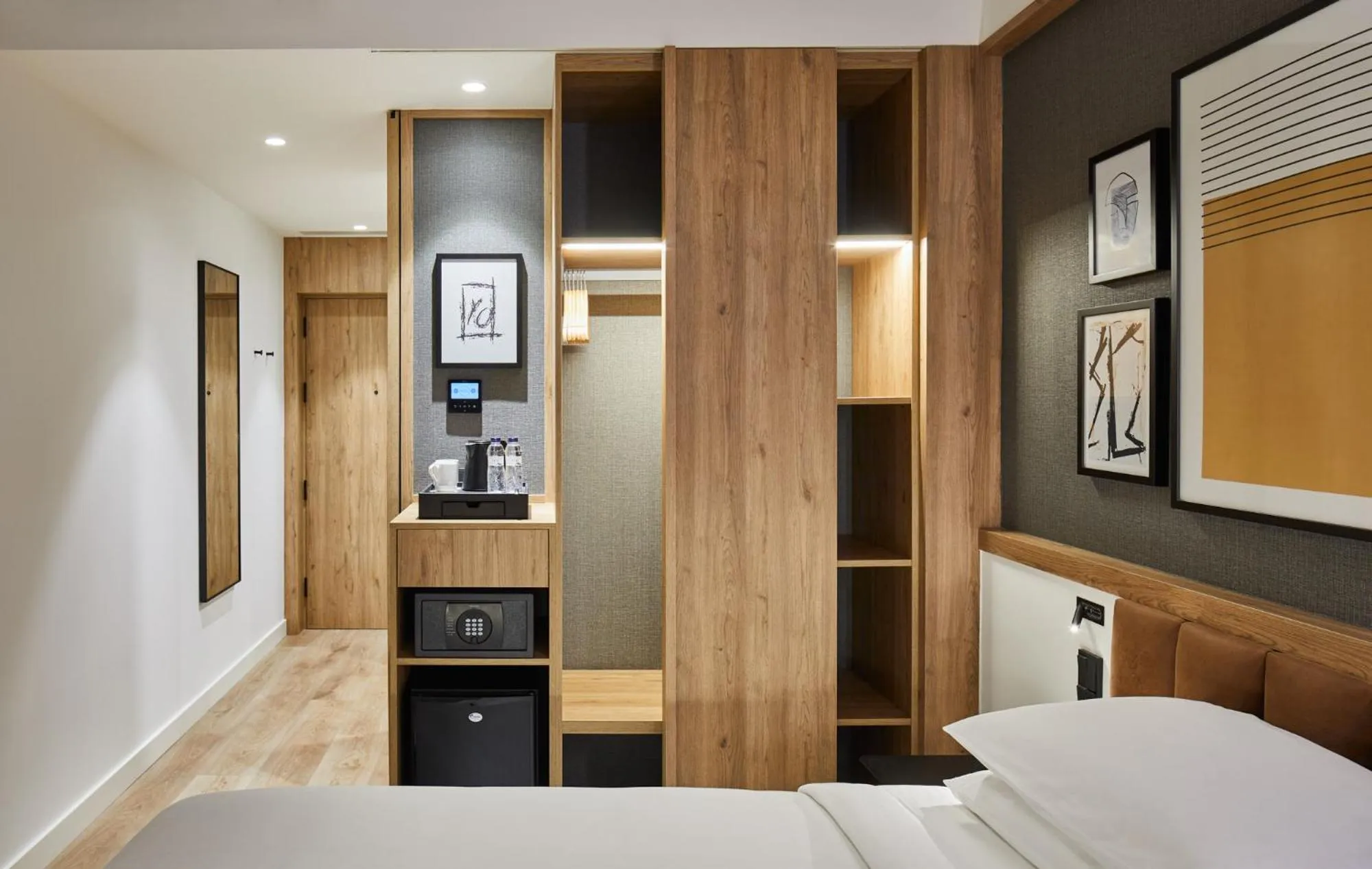 Photo of the whole room, Bed in Four Points by Sheraton Barcelona Airport