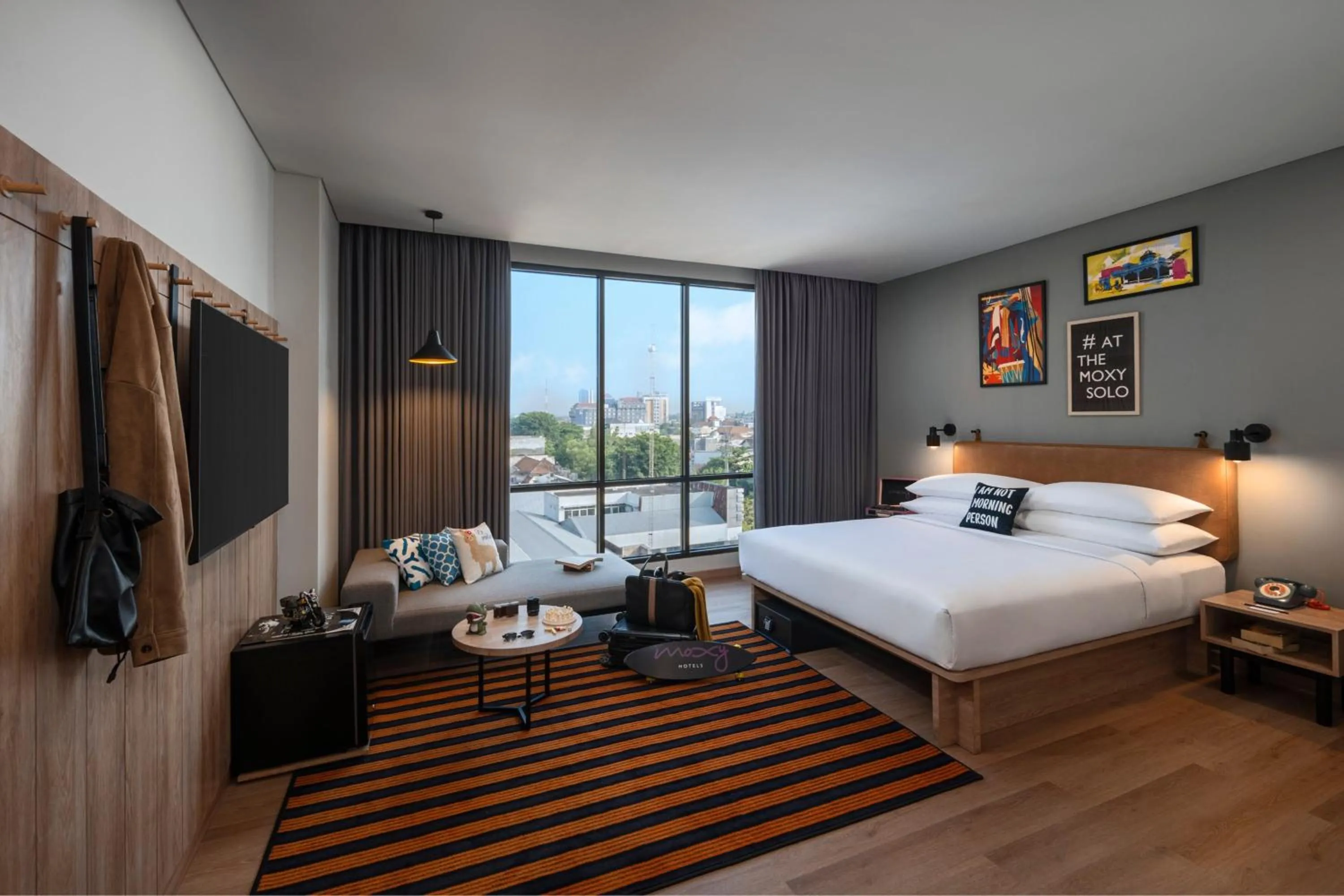 Photo of the whole room, Bed in Moxy Solo