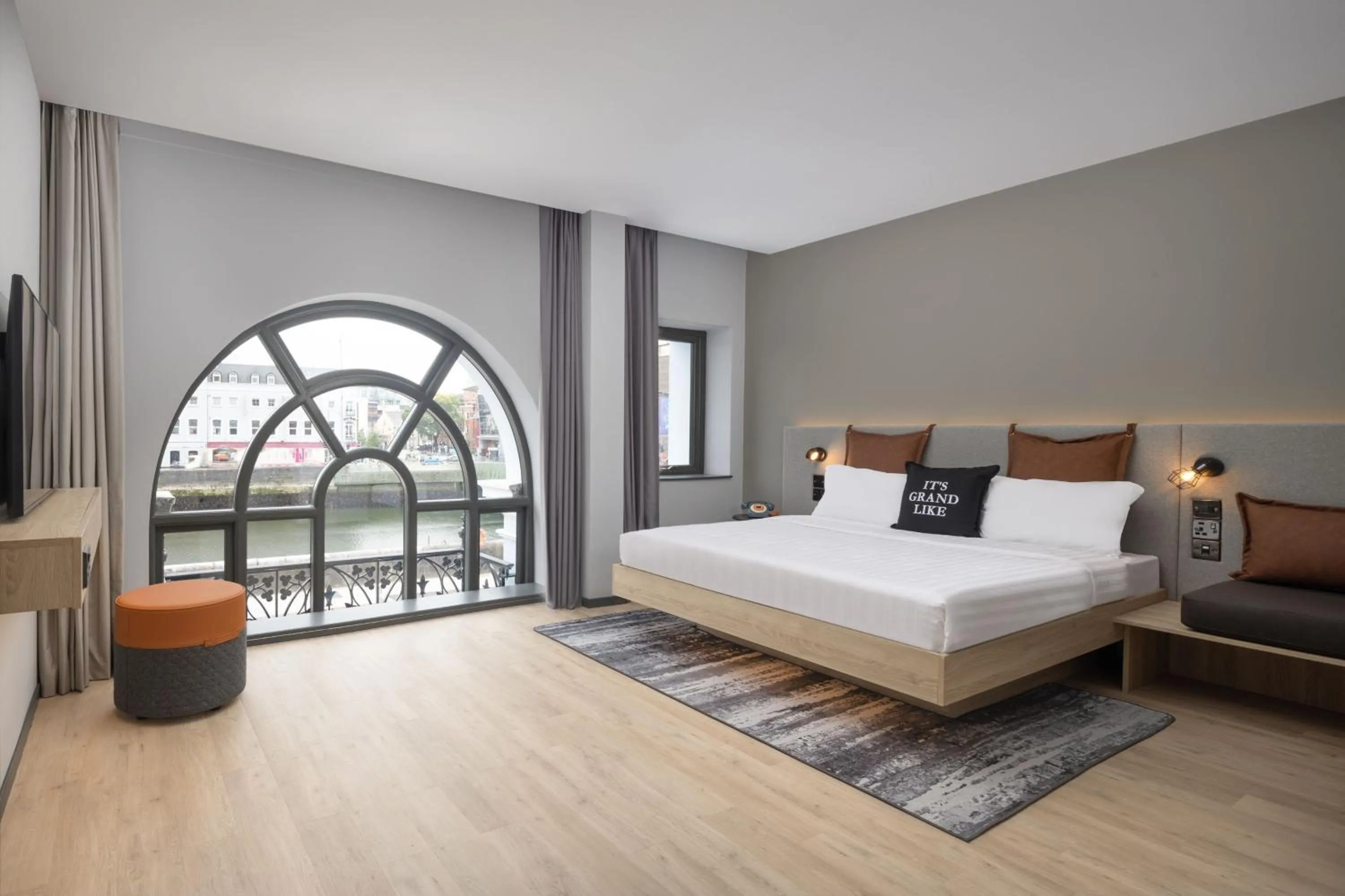 Photo of the whole room, Bed in Moxy Cork