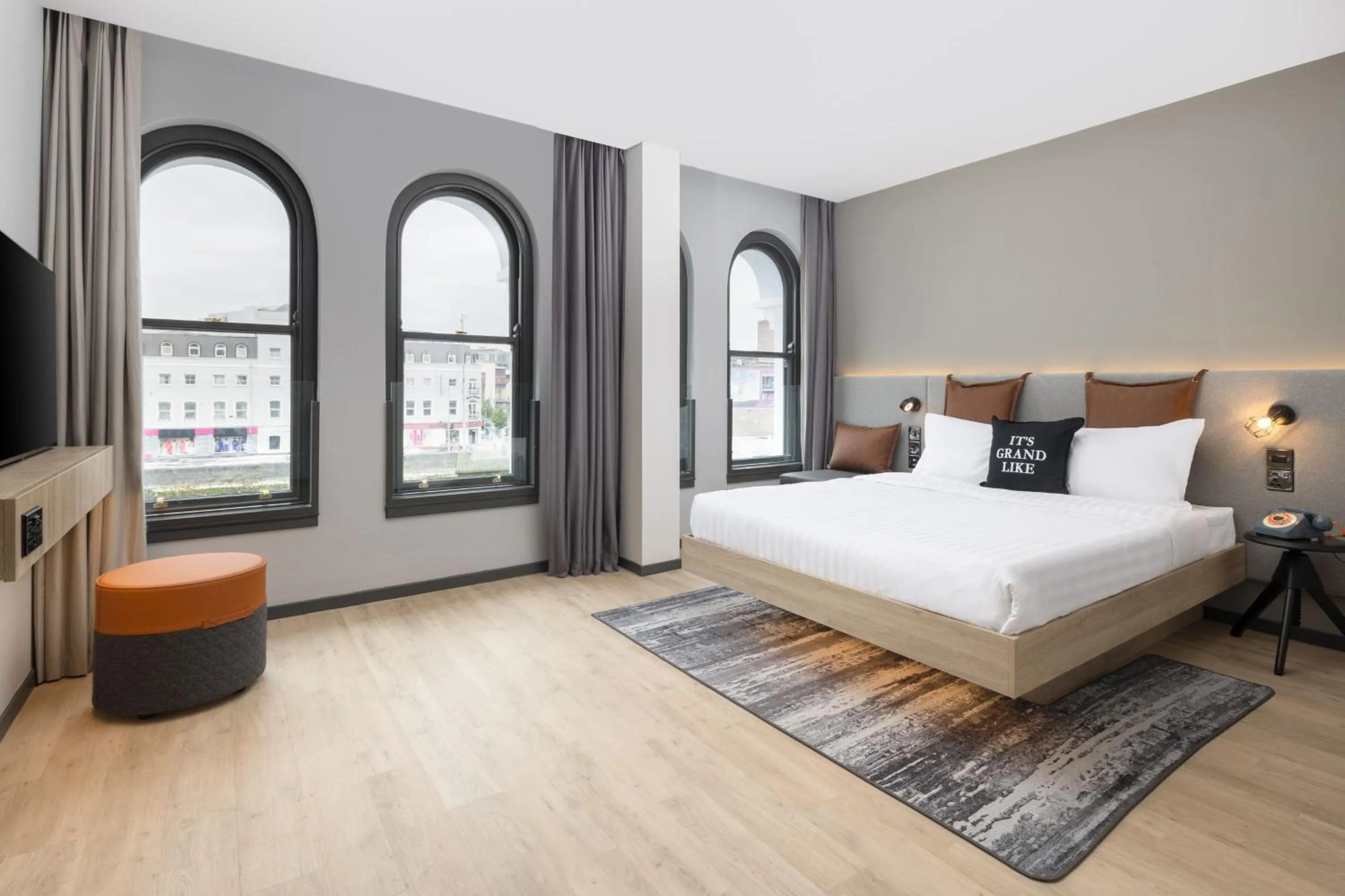 Photo of the whole room, Bed in Moxy Cork