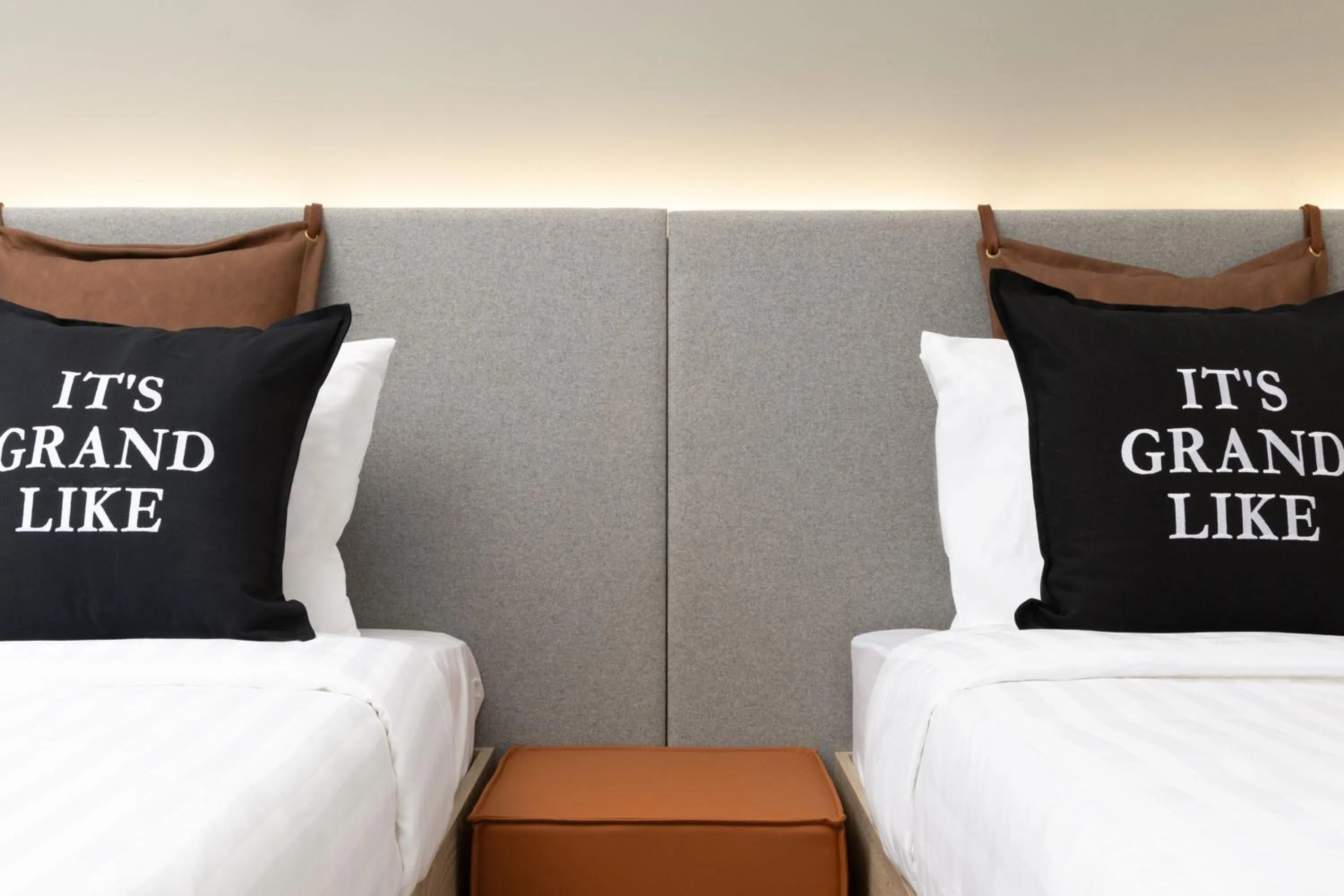 Photo of the whole room, Bed in Moxy Cork