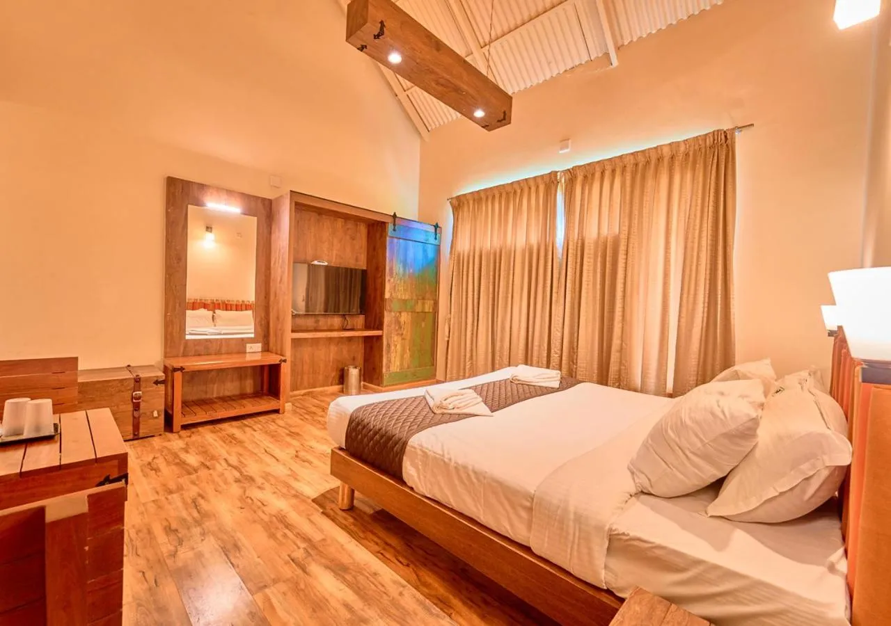 Communal lounge/ TV room, Bed in AJ Gable Clouds Ooty by VOYE HOMES - Serene Stay Near Avalanche Emerald Lake