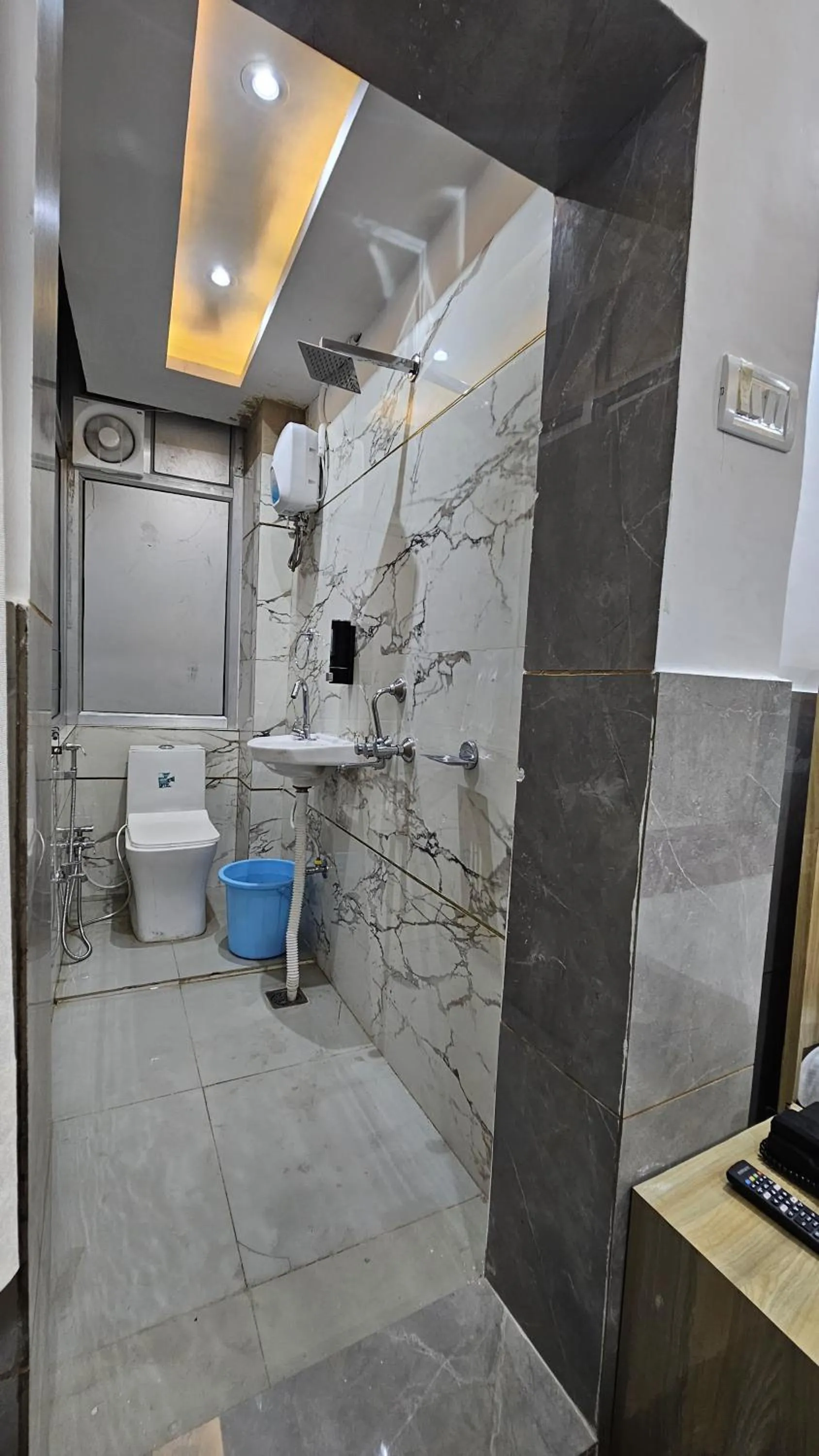 Shower in Hotel Sheeri Inn