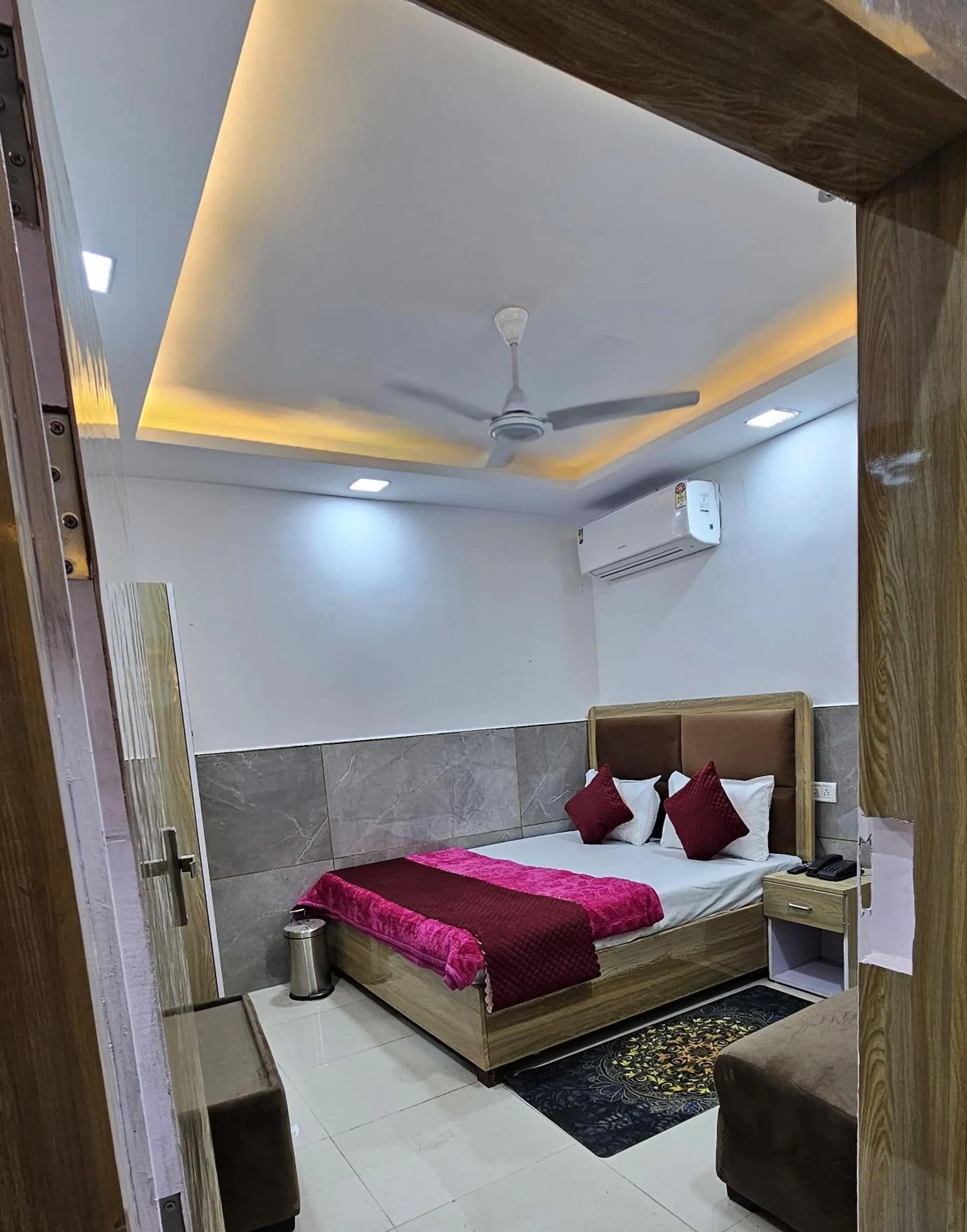 Bed in Hotel Sheeri Inn