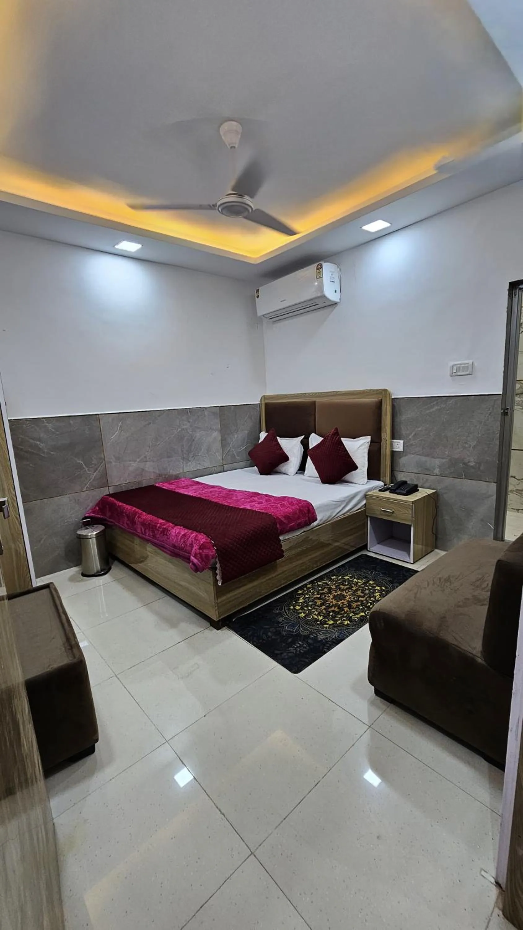 Bed in Hotel Sheeri Inn