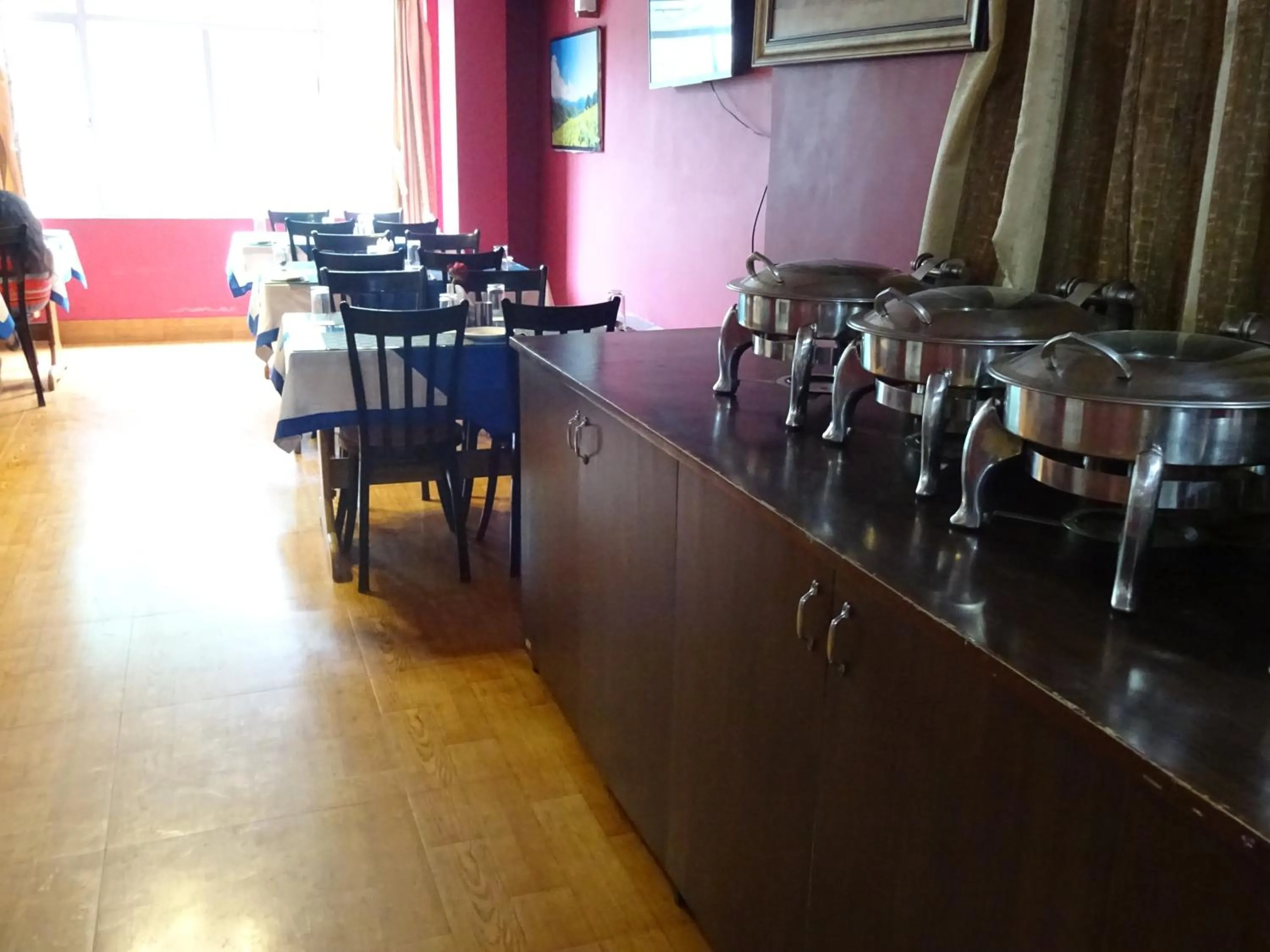 Restaurant/places to eat in Hotel White Yak