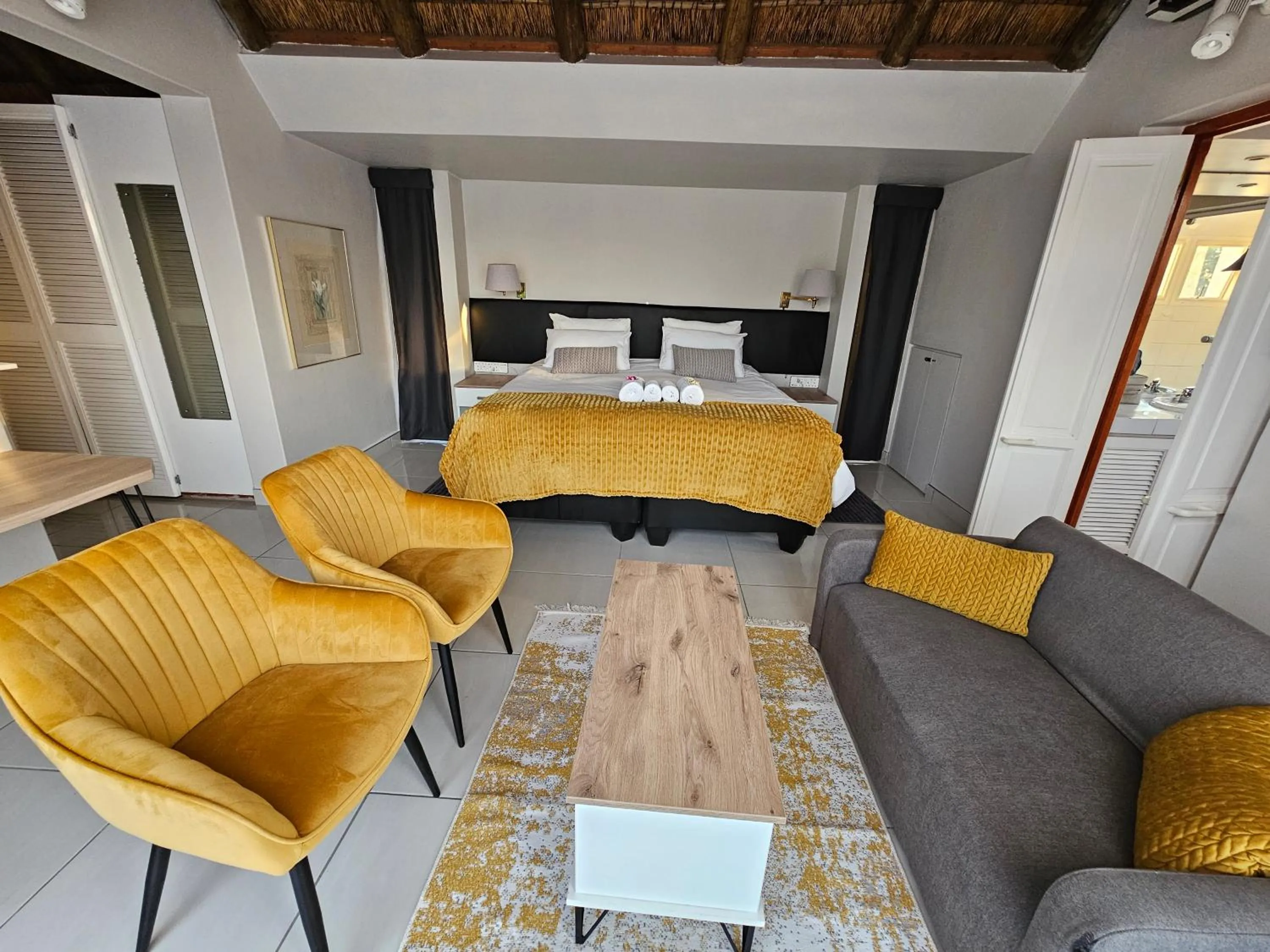 Bed in Bettie's Luxury Lodge