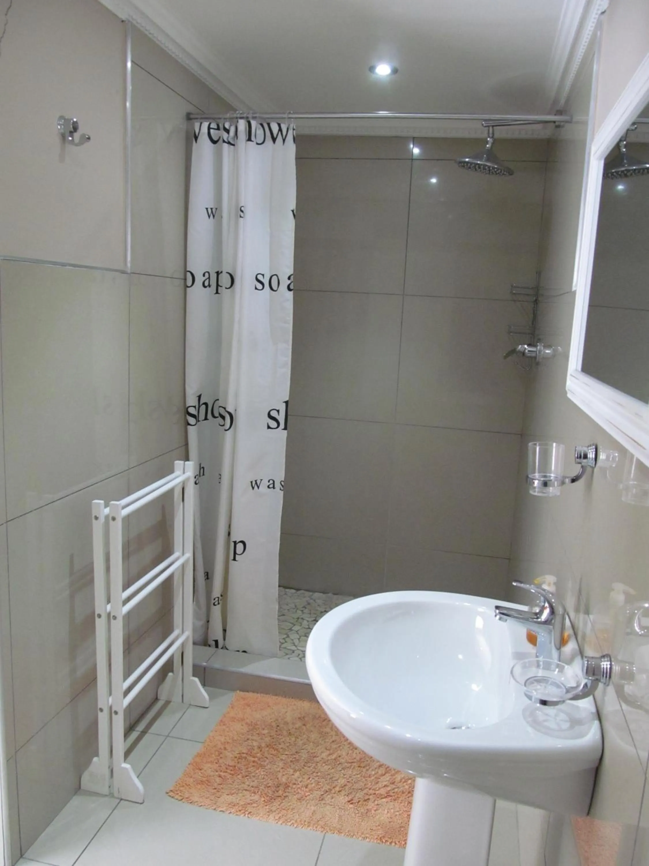 Shower in Bettie's Luxury Lodge