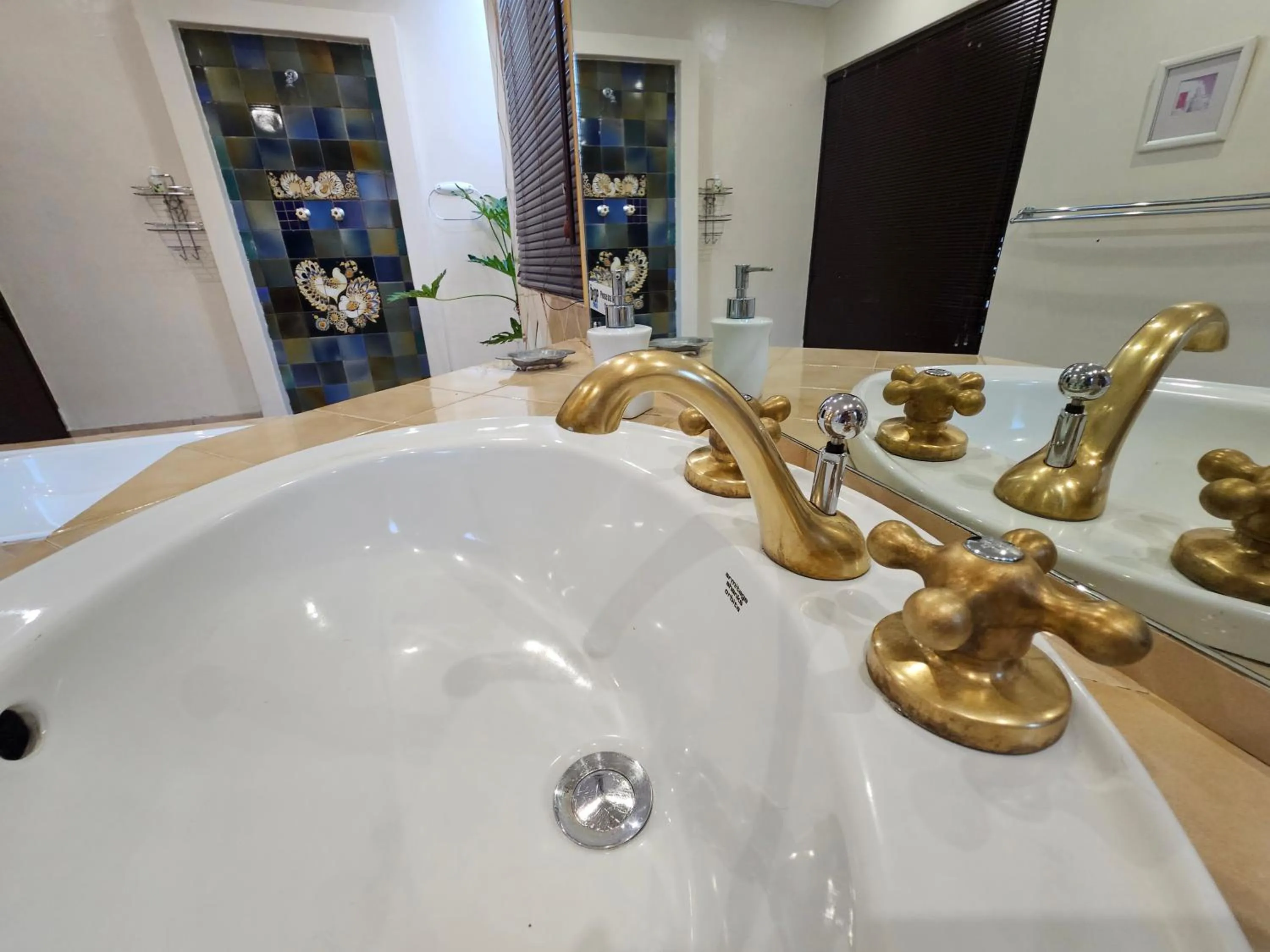 Shower in Bettie's Luxury Lodge