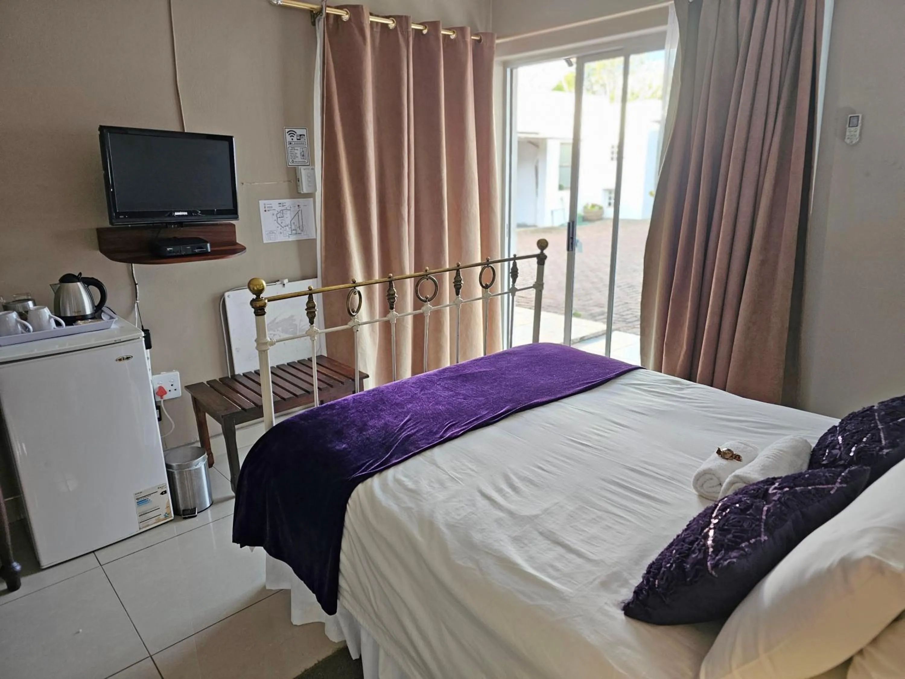 Bed in Bettie's Luxury Lodge