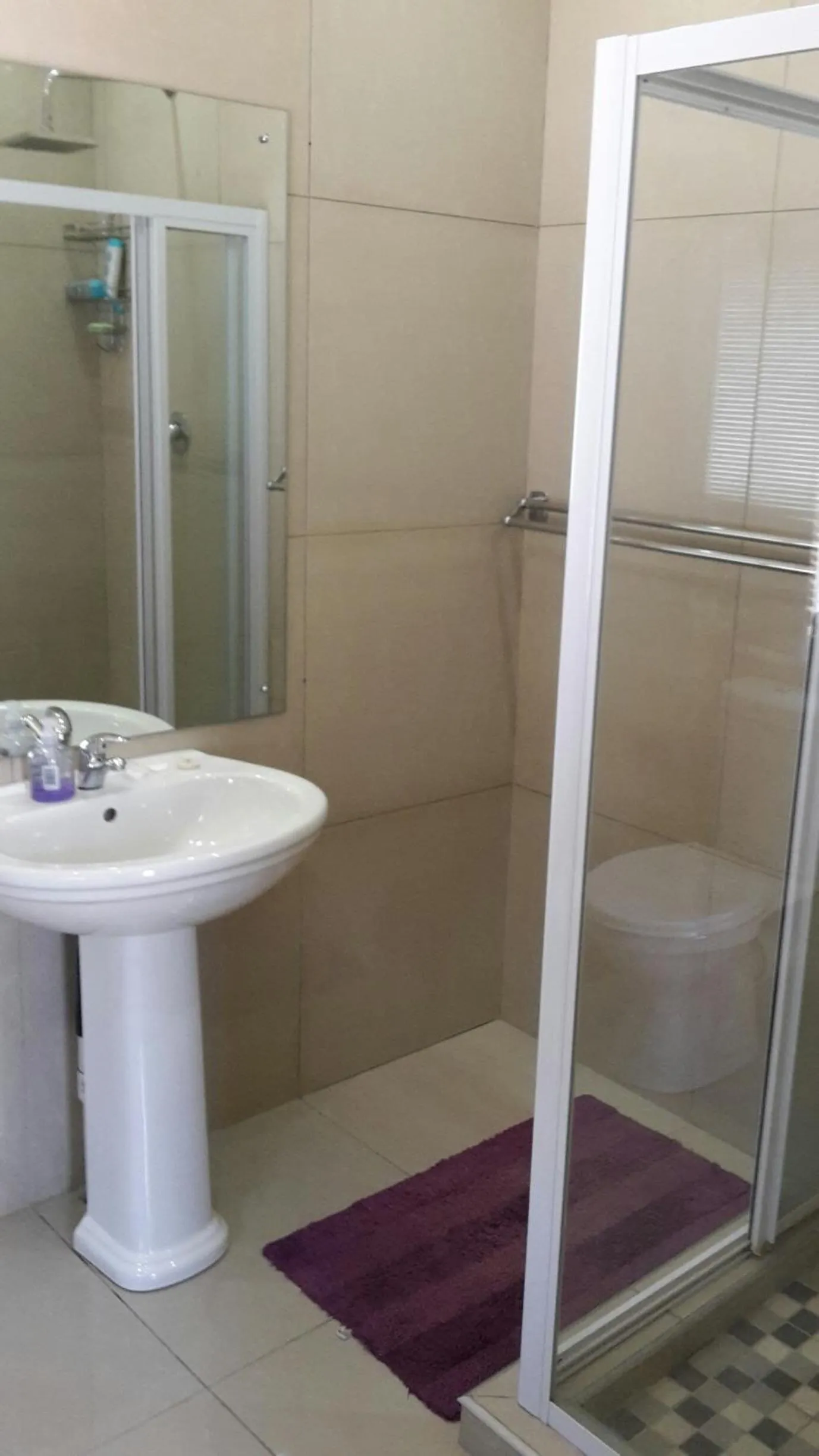 Shower in Bettie's Luxury Lodge