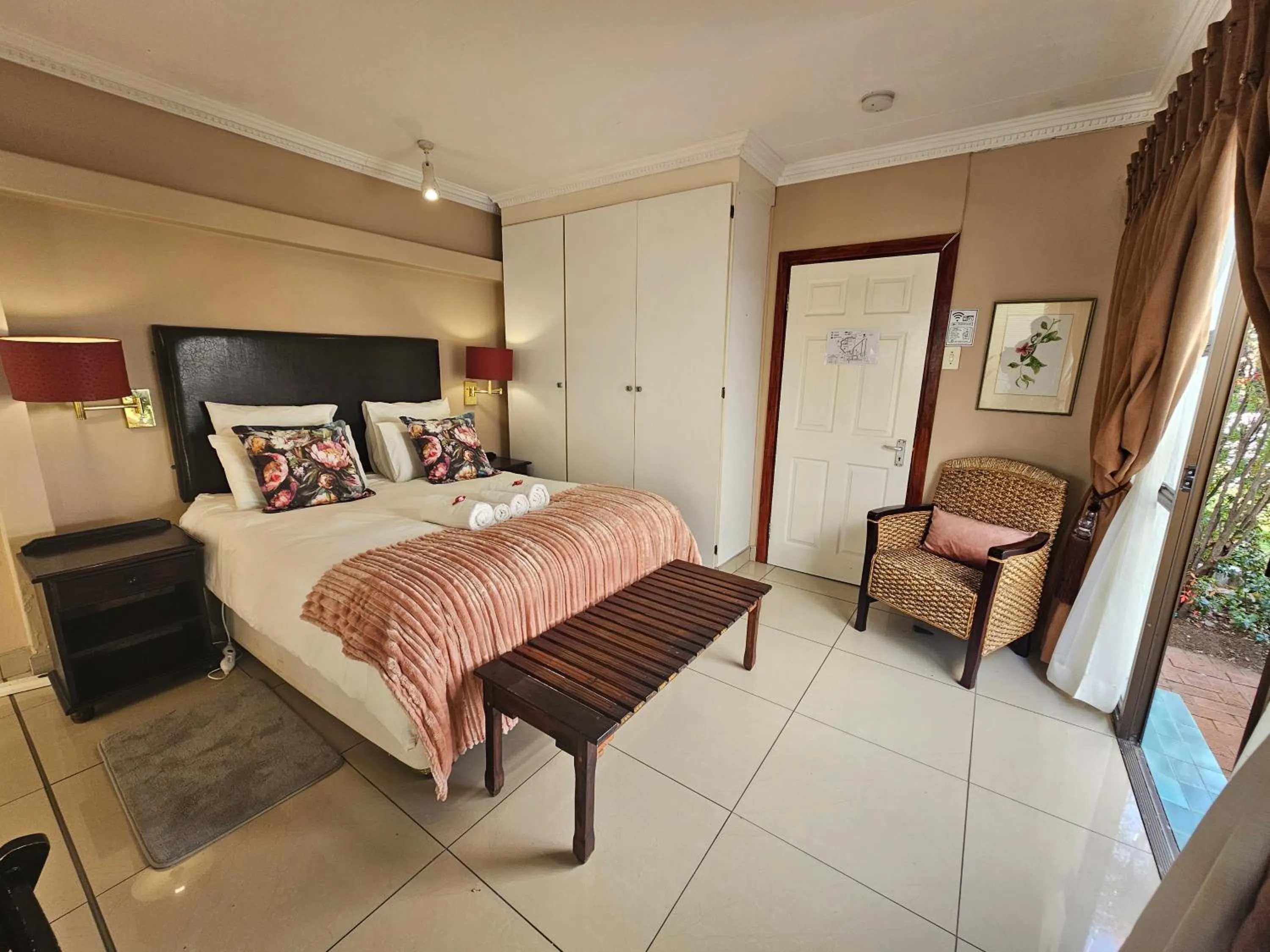 Bed in Bettie's Luxury Lodge