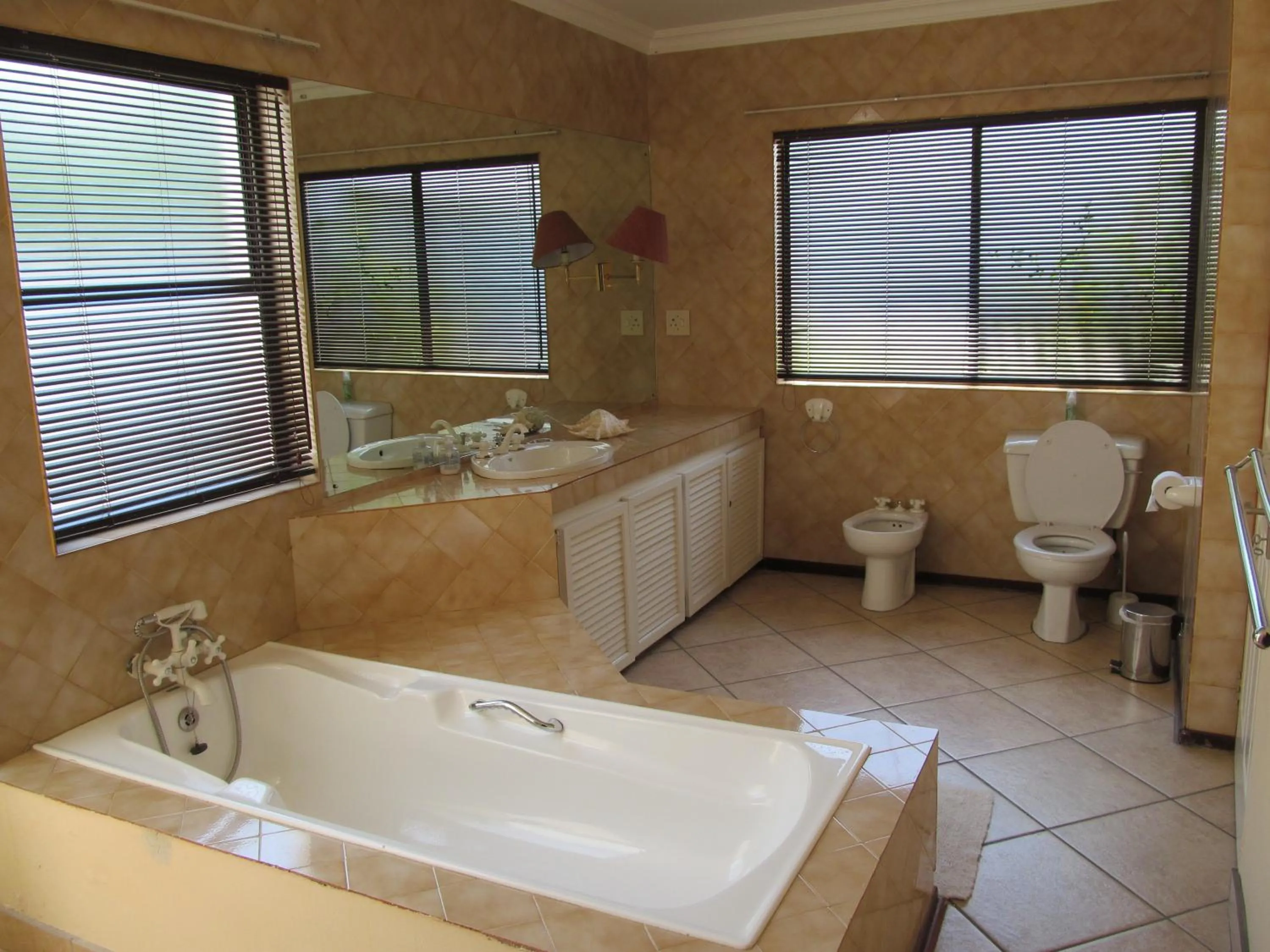 Toilet in Bettie's Luxury Lodge