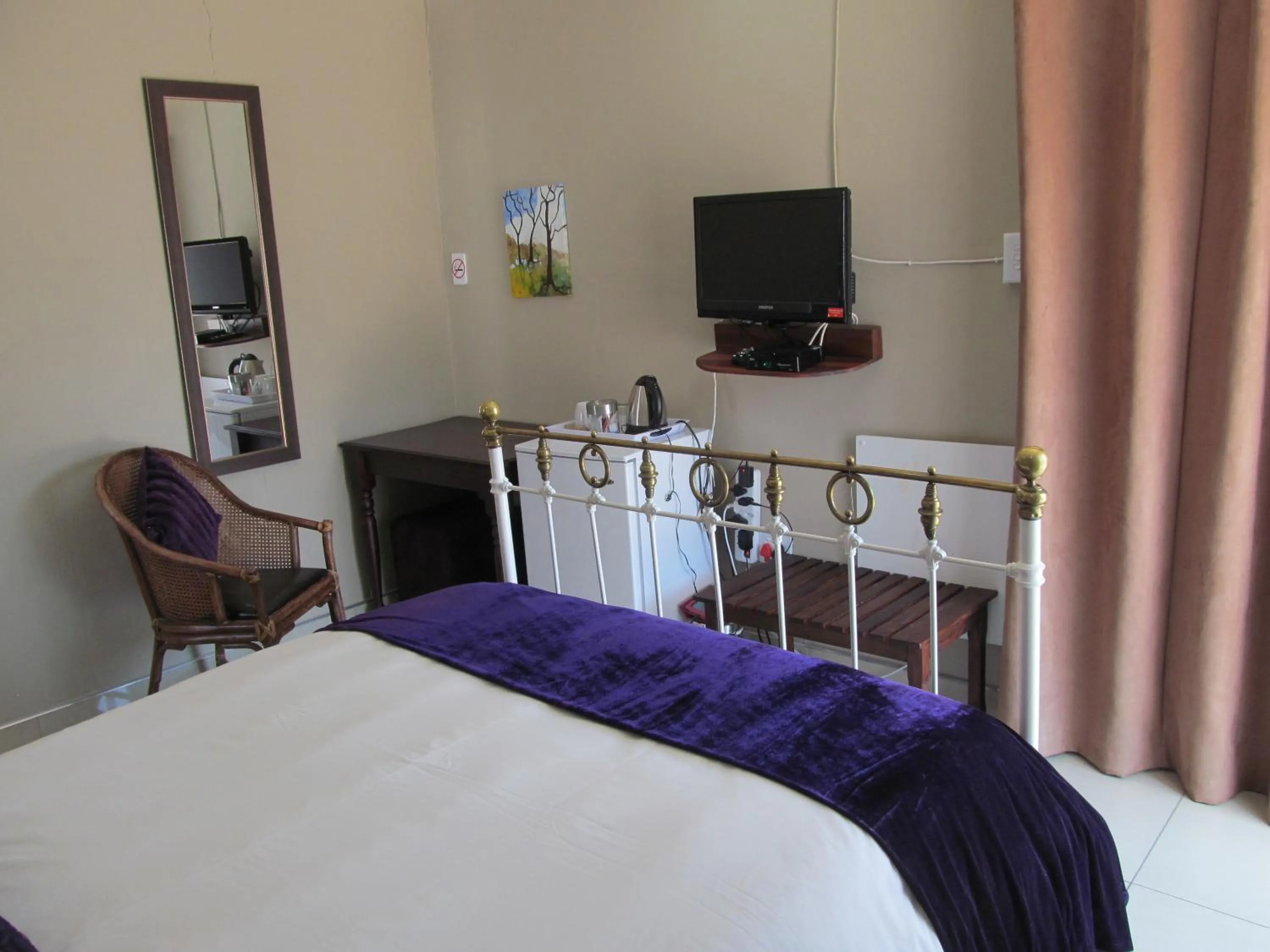 Bed in Bettie's Luxury Lodge