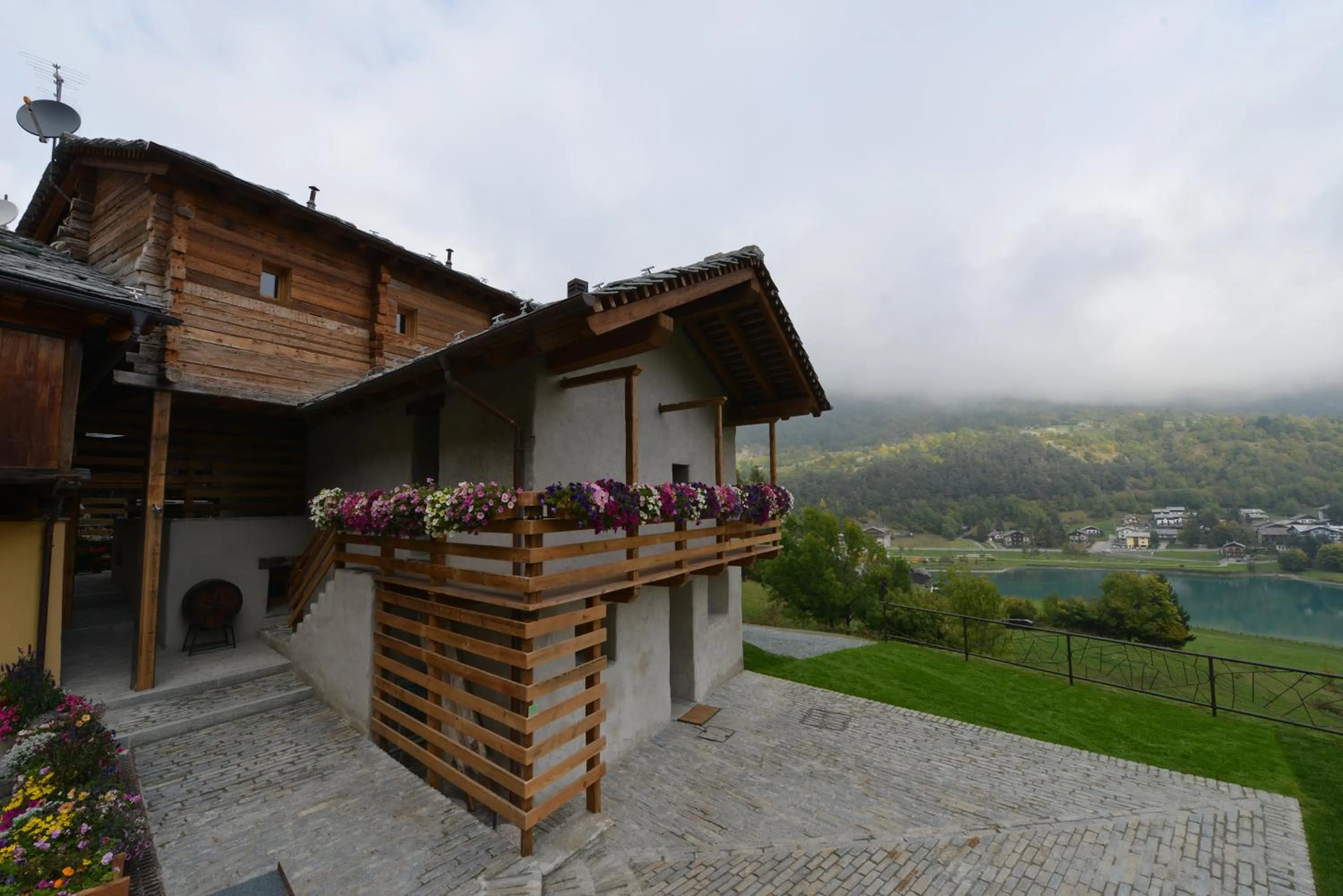 Garden in La Maison de Dolphe Chalet de Charme & Art gallery
