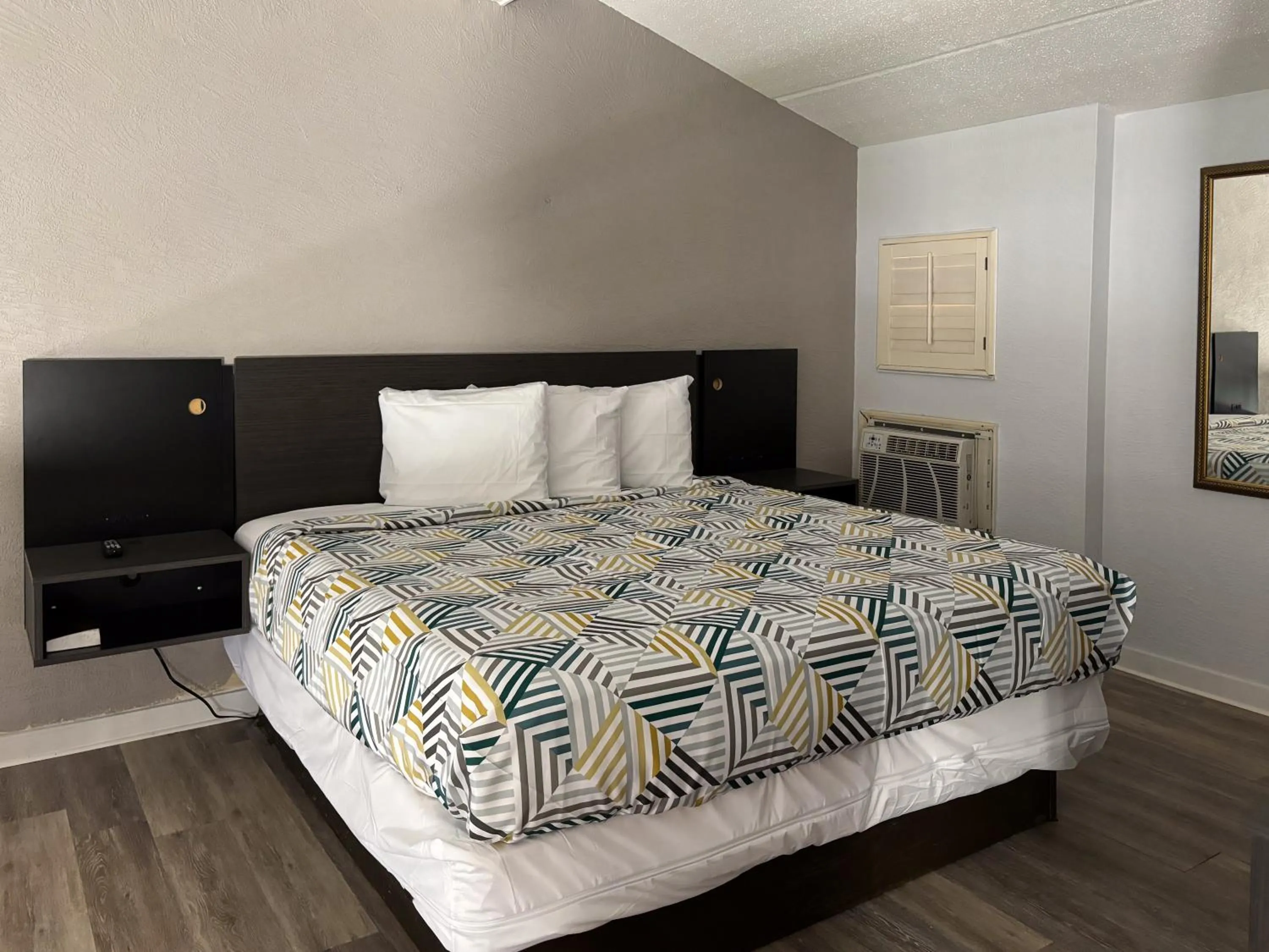 Bedroom, Bed in Studio 6 Tallahassee, FL North Monroe