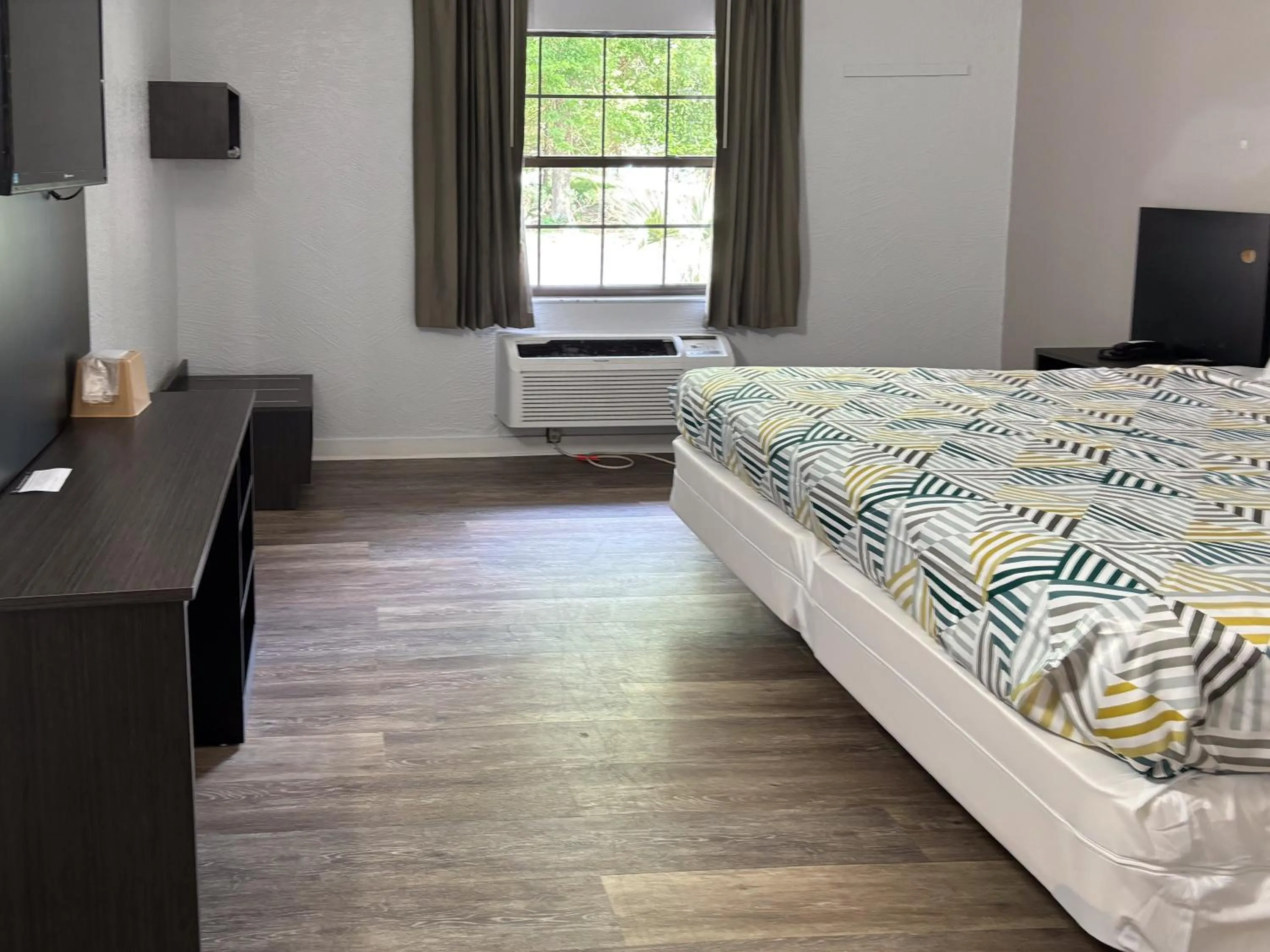 Bedroom, Bed in Studio 6 Tallahassee, FL North Monroe