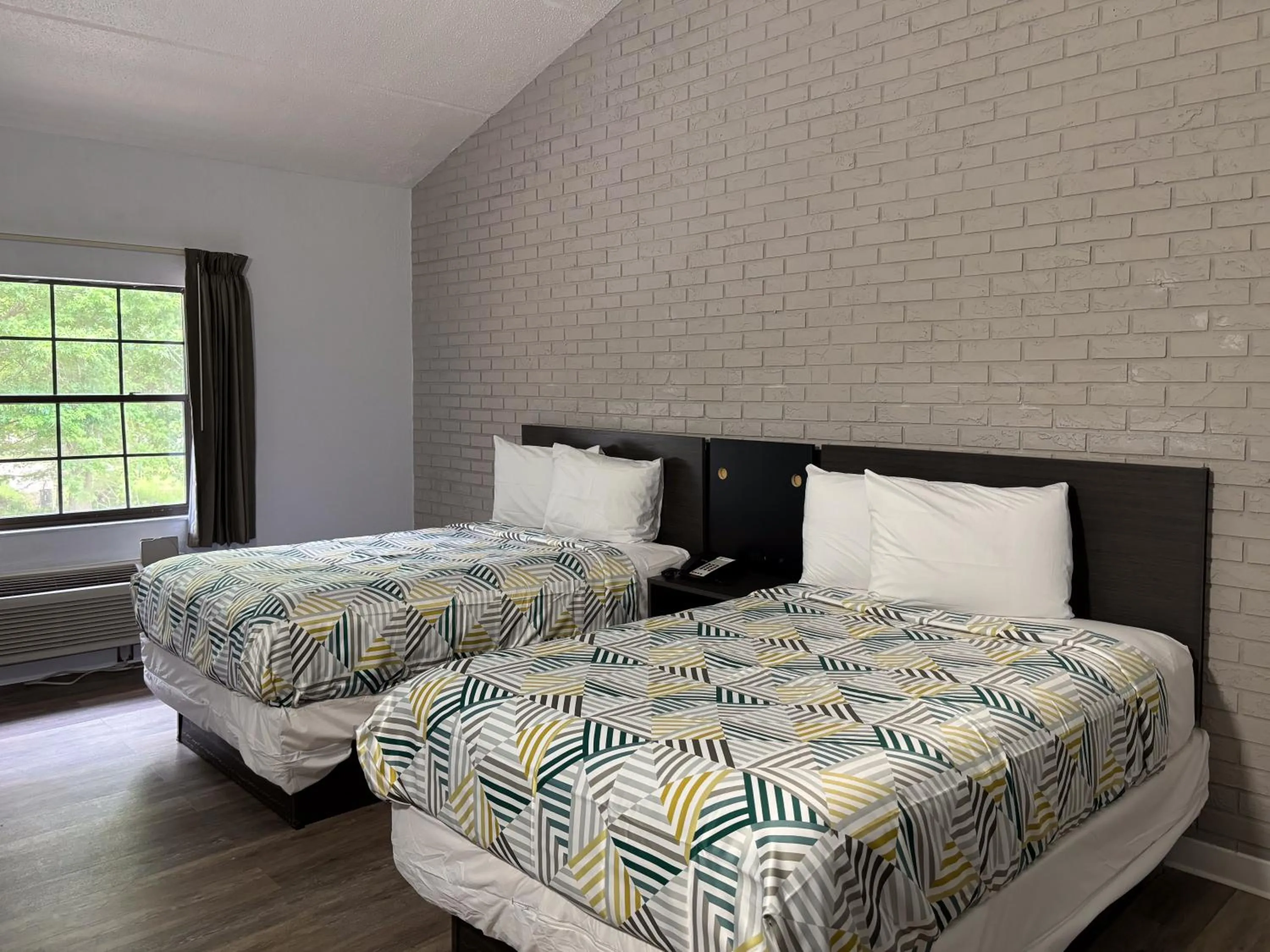 Bedroom, Bed in Studio 6 Tallahassee, FL North Monroe