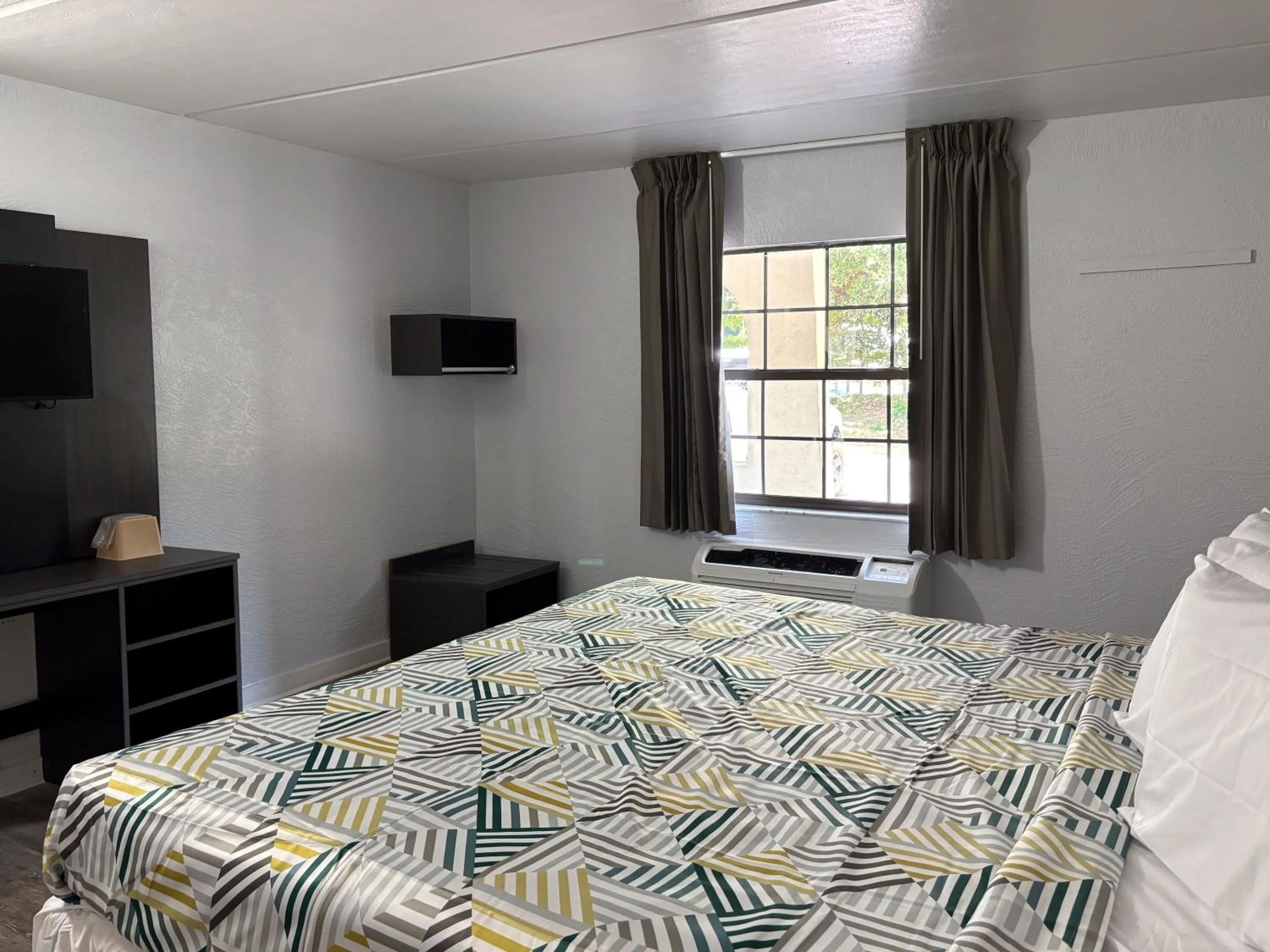 Bedroom, Bed in Studio 6 Tallahassee, FL North Monroe