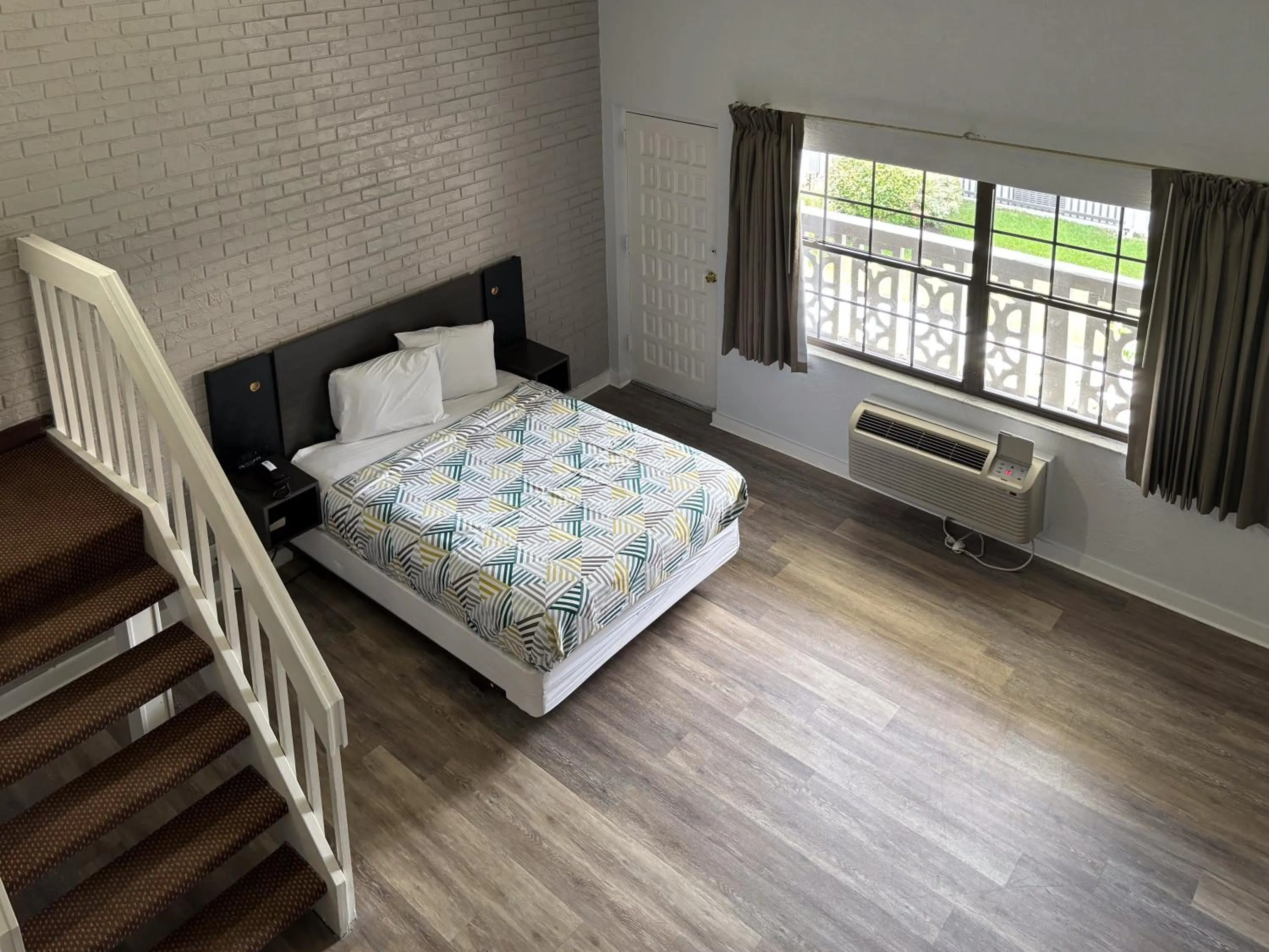 Bedroom, Bed in Studio 6 Tallahassee, FL North Monroe