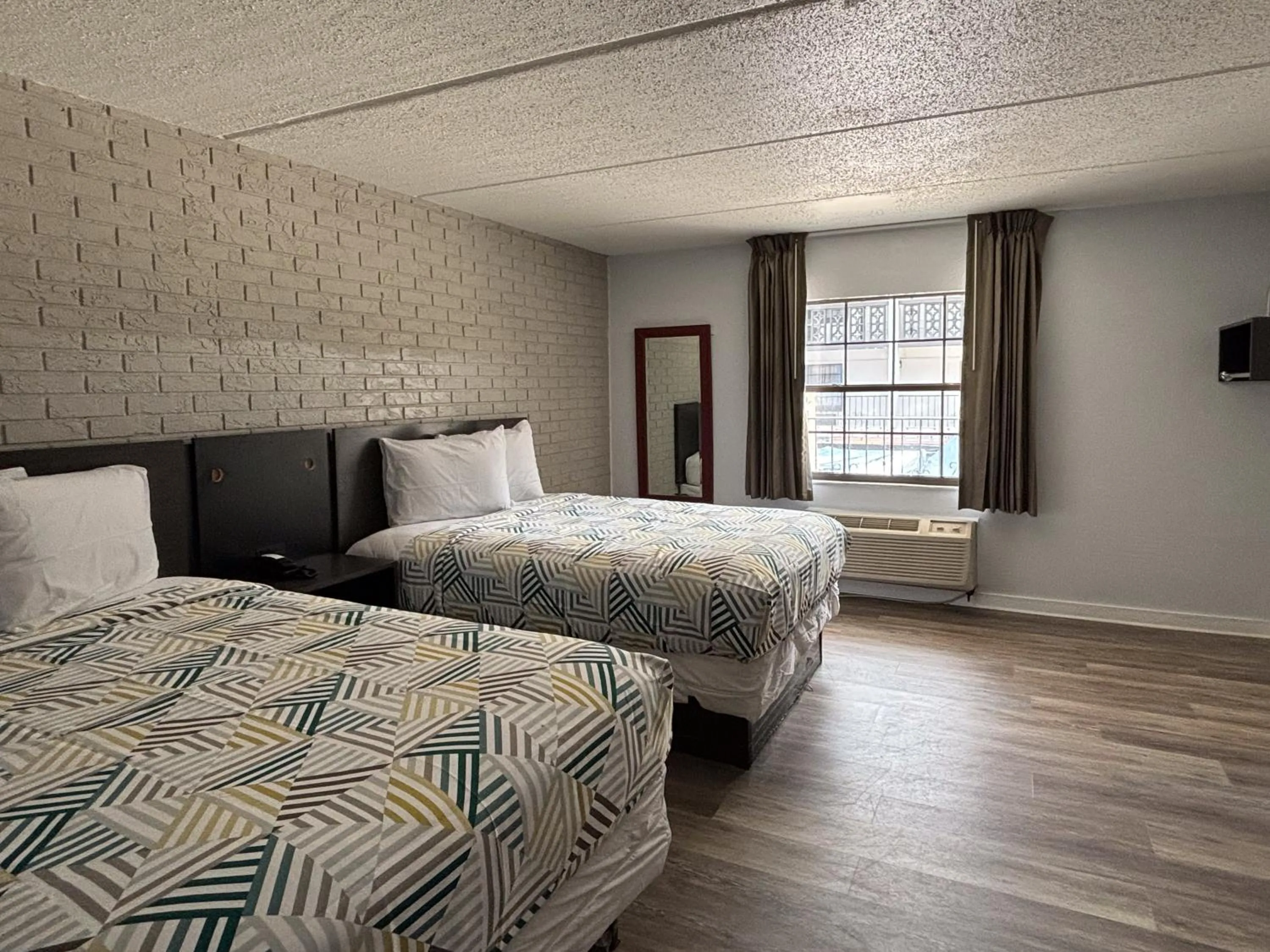 Bedroom, Bed in Studio 6 Tallahassee, FL North Monroe