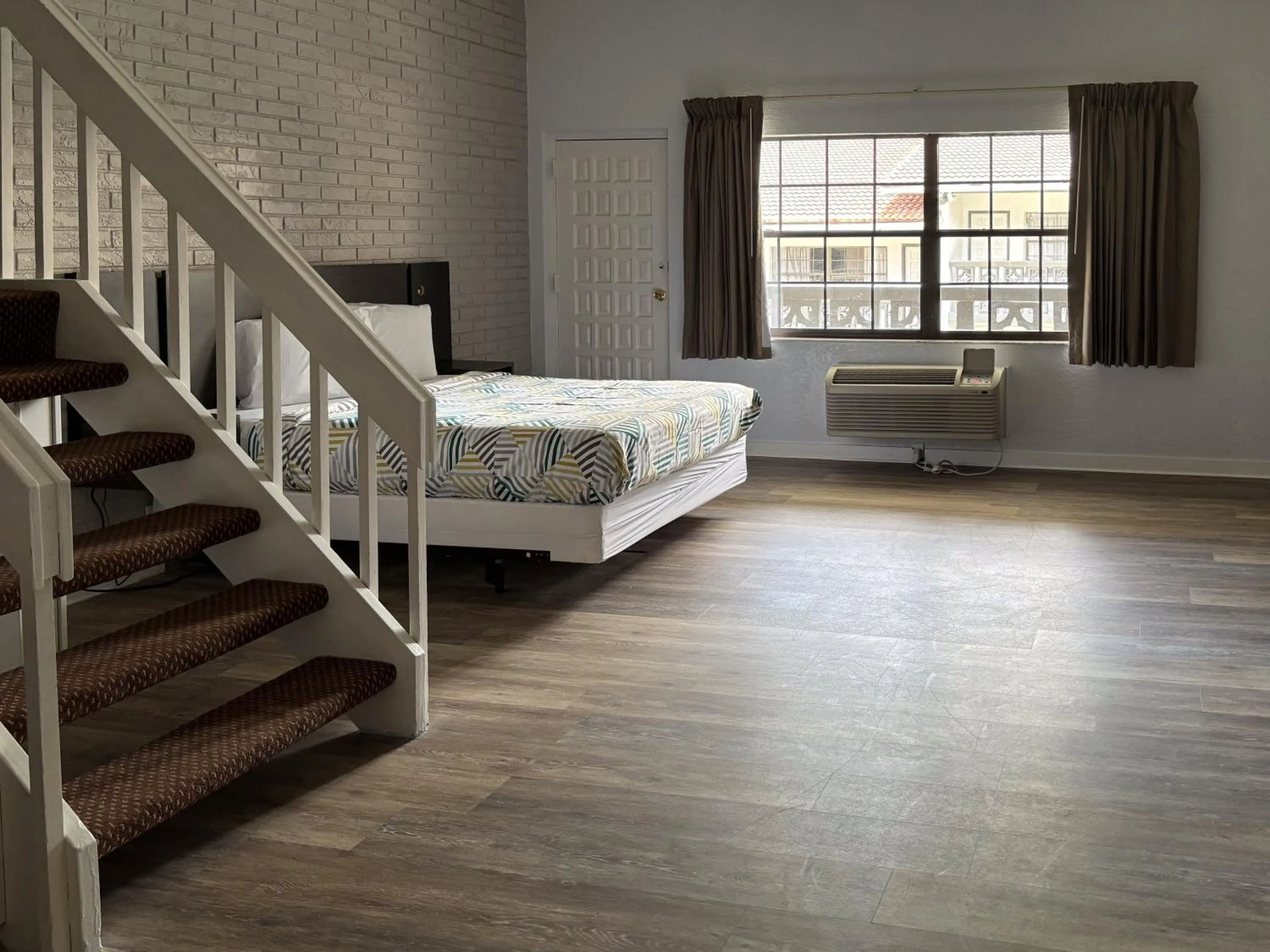 Bedroom, Bed in Studio 6 Tallahassee, FL North Monroe