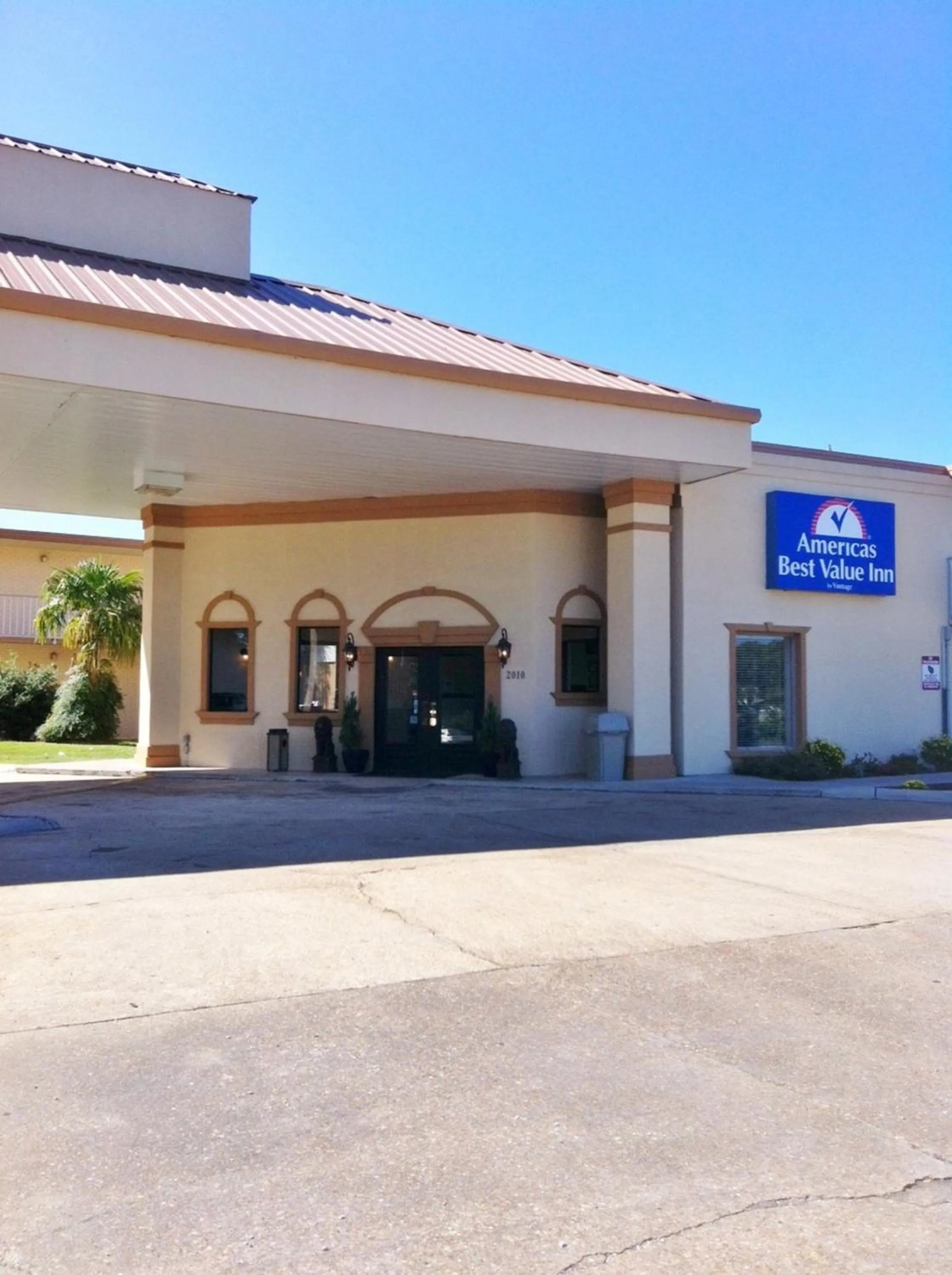 Property building in Studio 6 Hammond, LA I12 I55