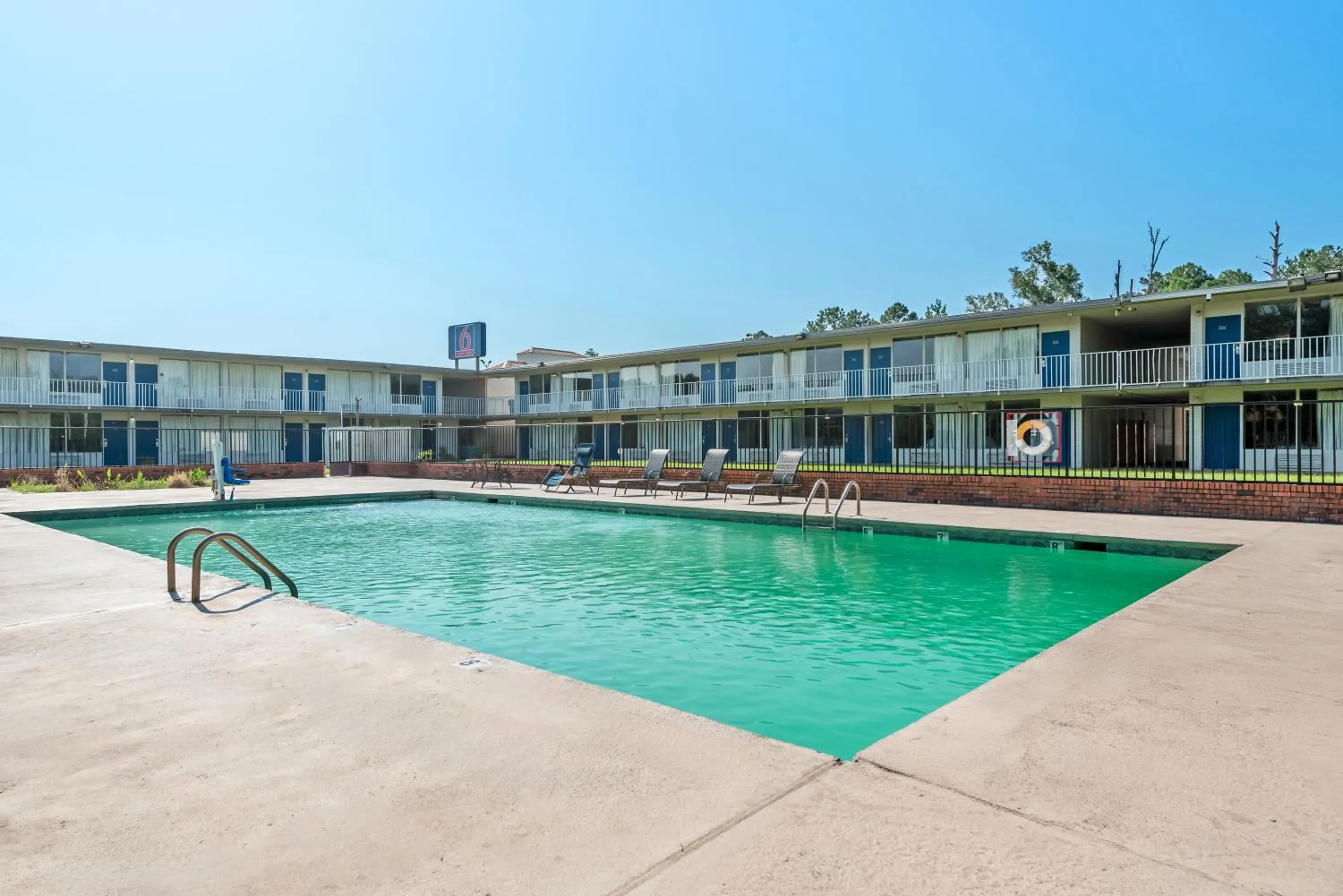 Swimming pool in Studio 6 Hammond, LA I12 I55