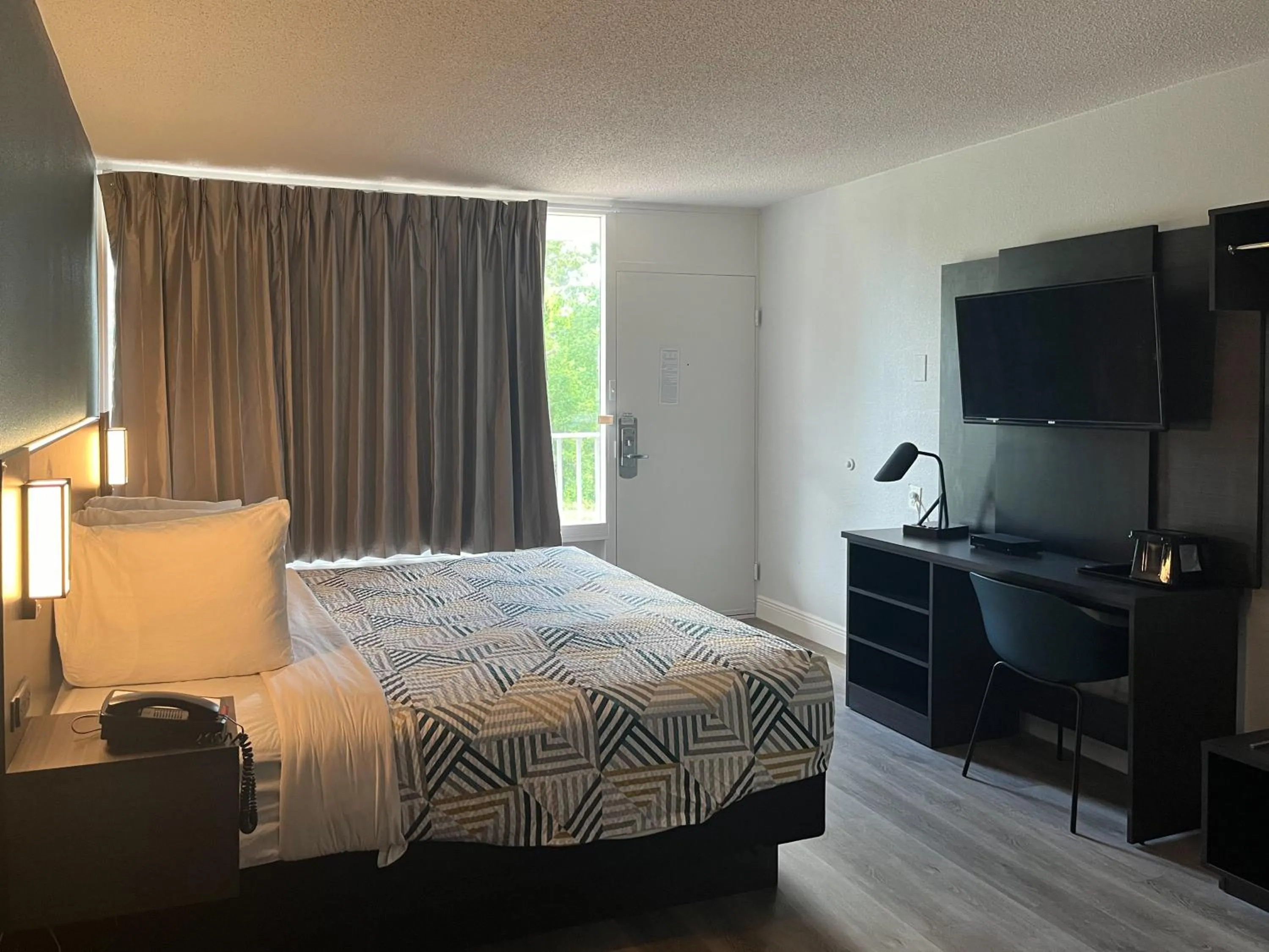 Bedroom, Bed in Americas Best Value Inn Hammond