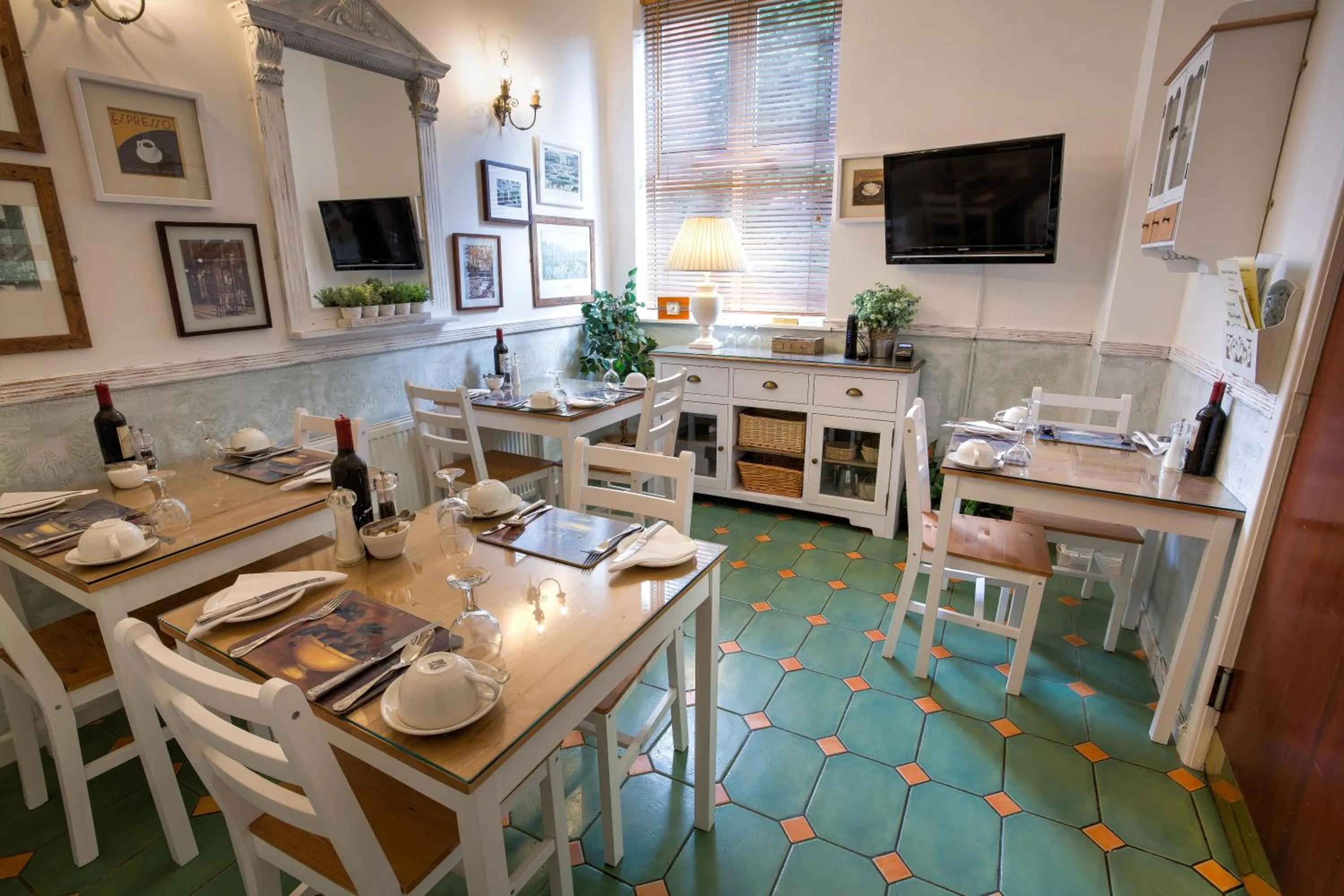 Restaurant/places to eat in The Ascott