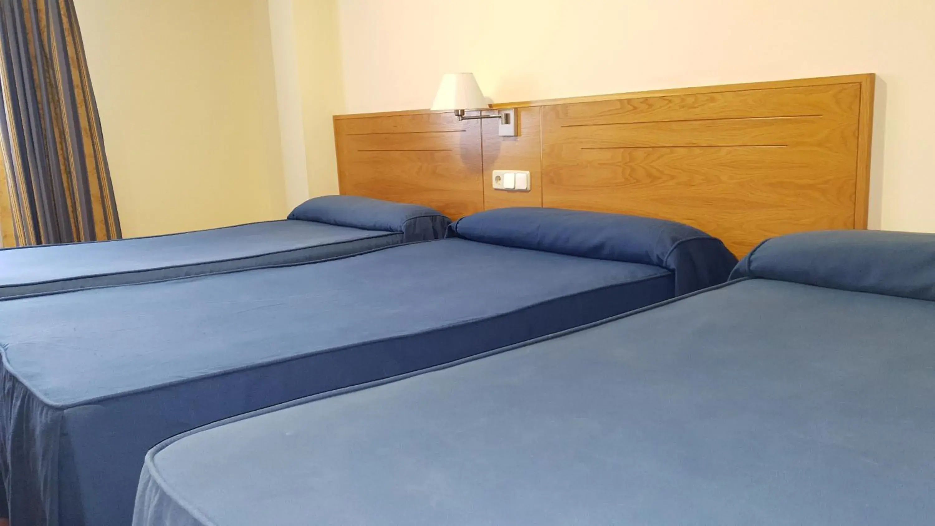 Classic Triple Room in Hotel Arteixo Classic Triple Room in Hotel Arteixo