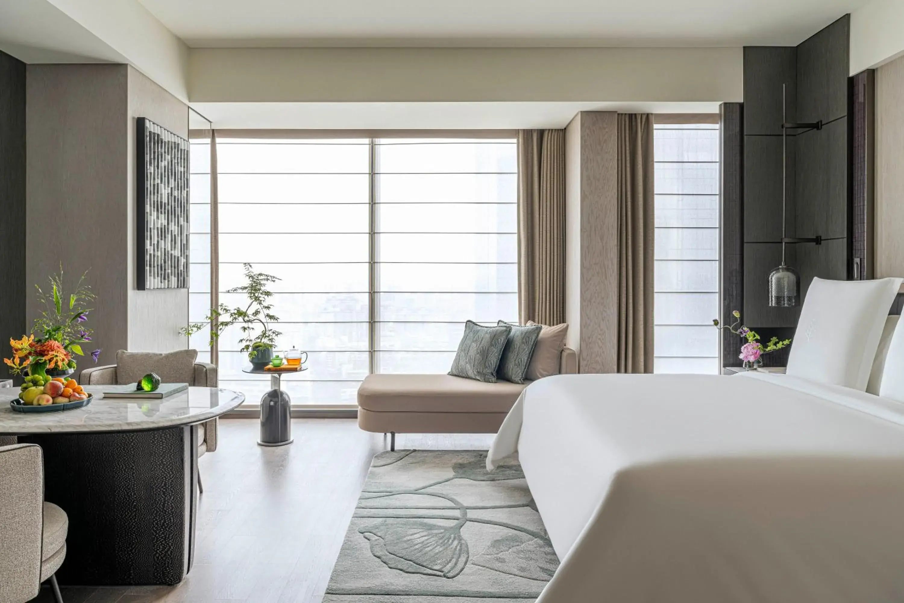 Deluxe King Room with City View in Four Seasons Hotel Hangzhou at Hangzhou Centre Deluxe King Room with City View in Four Seasons Hotel Hangzhou at Hangzhou Centre