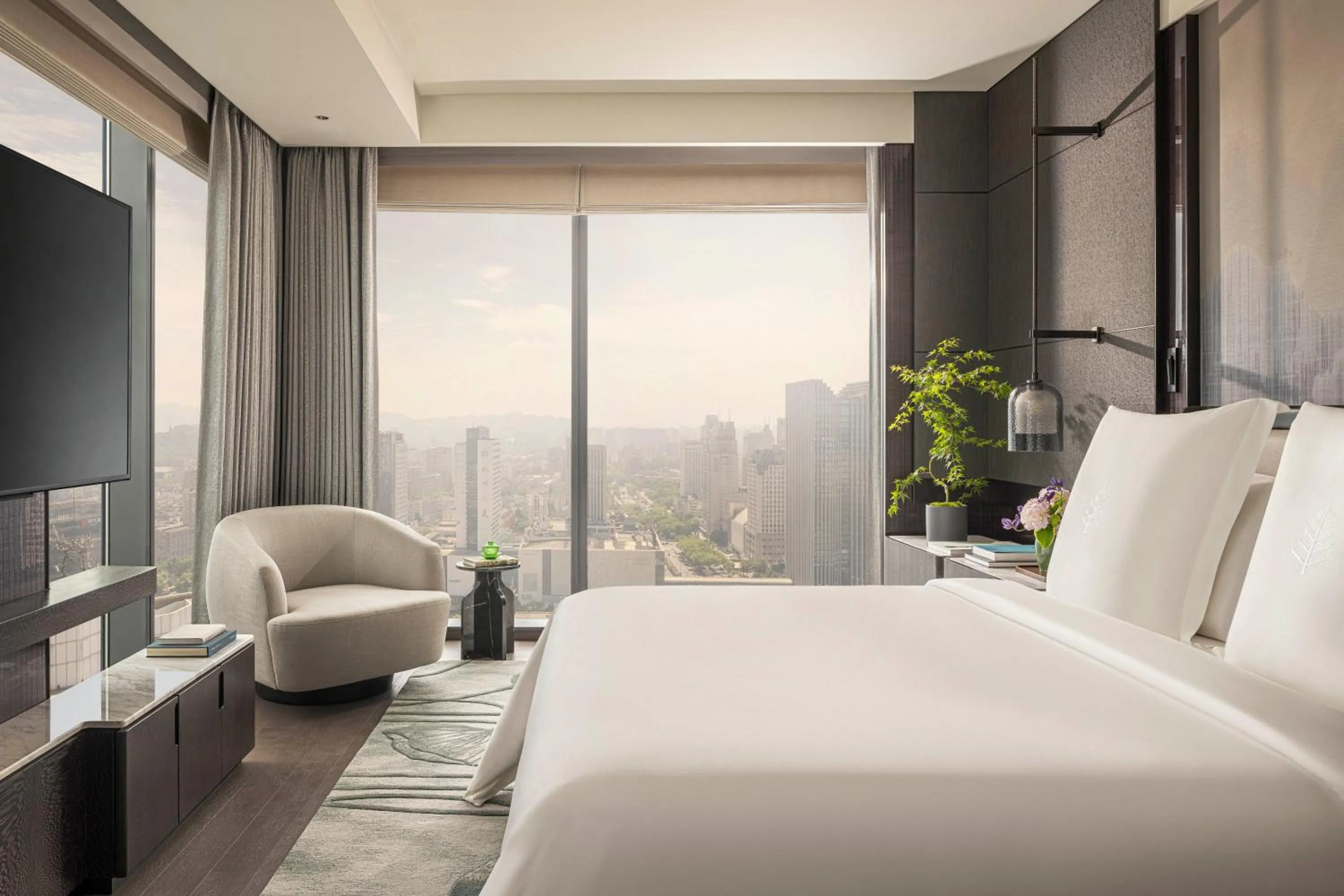 Bedroom, Bed in Four Seasons Hotel Hangzhou at Hangzhou Centre