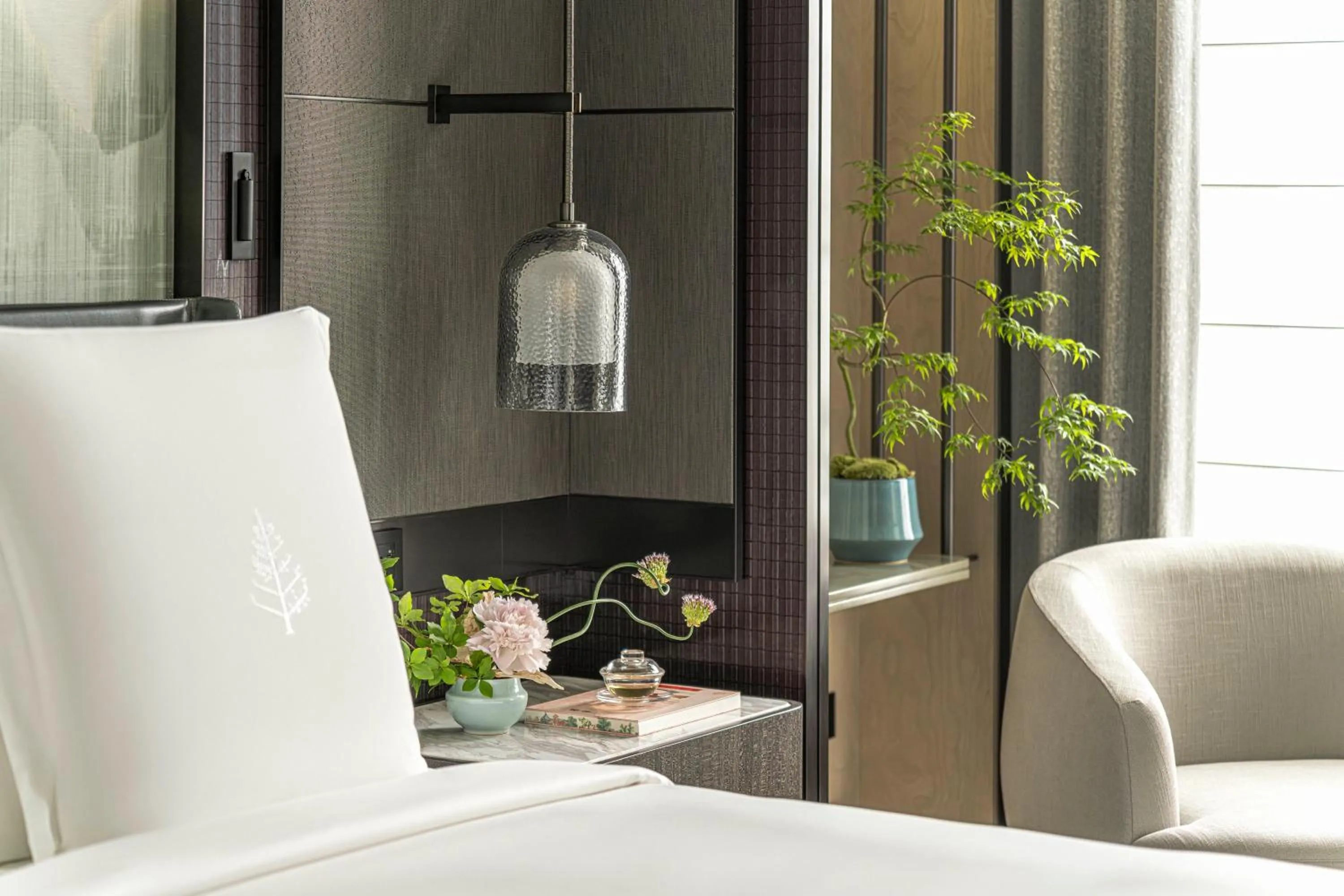 Bedroom in Four Seasons Hotel Hangzhou at Hangzhou Centre